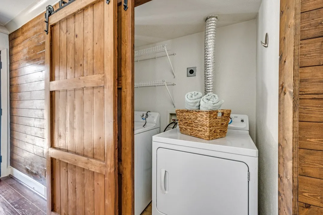 Condominium For Sale in Dallas County , 5926 Sandhurst Lane 124, Dallas, Texas 75206, 2 Bedroom, 2 Bathroom, Garage spaces, 1,046 Sqft, built in 1967, mls#21275867, Real Estate Agent in Dallas, Homes For Sale in Dallas county, Homes For Sale in Dallas, Realtor in Dallas Texas, Real Estate Brokerage Independent Realty Texas, Luminita Cordes Realtor