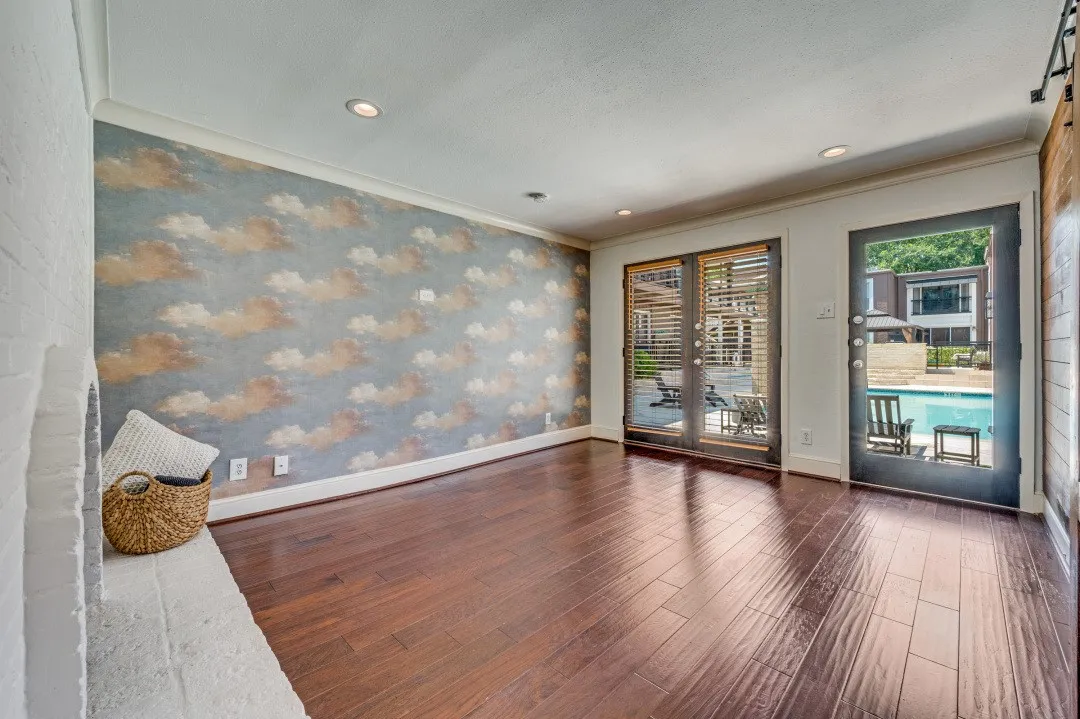 Condominium For Sale in Dallas County , 5926 Sandhurst Lane 124, Dallas, Texas 75206, 2 Bedroom, 2 Bathroom, Garage spaces, 1,046 Sqft, built in 1967, mls#21275867, Real Estate Agent in Dallas, Homes For Sale in Dallas county, Homes For Sale in Dallas, Realtor in Dallas Texas, Real Estate Brokerage Independent Realty Texas, Luminita Cordes Realtor