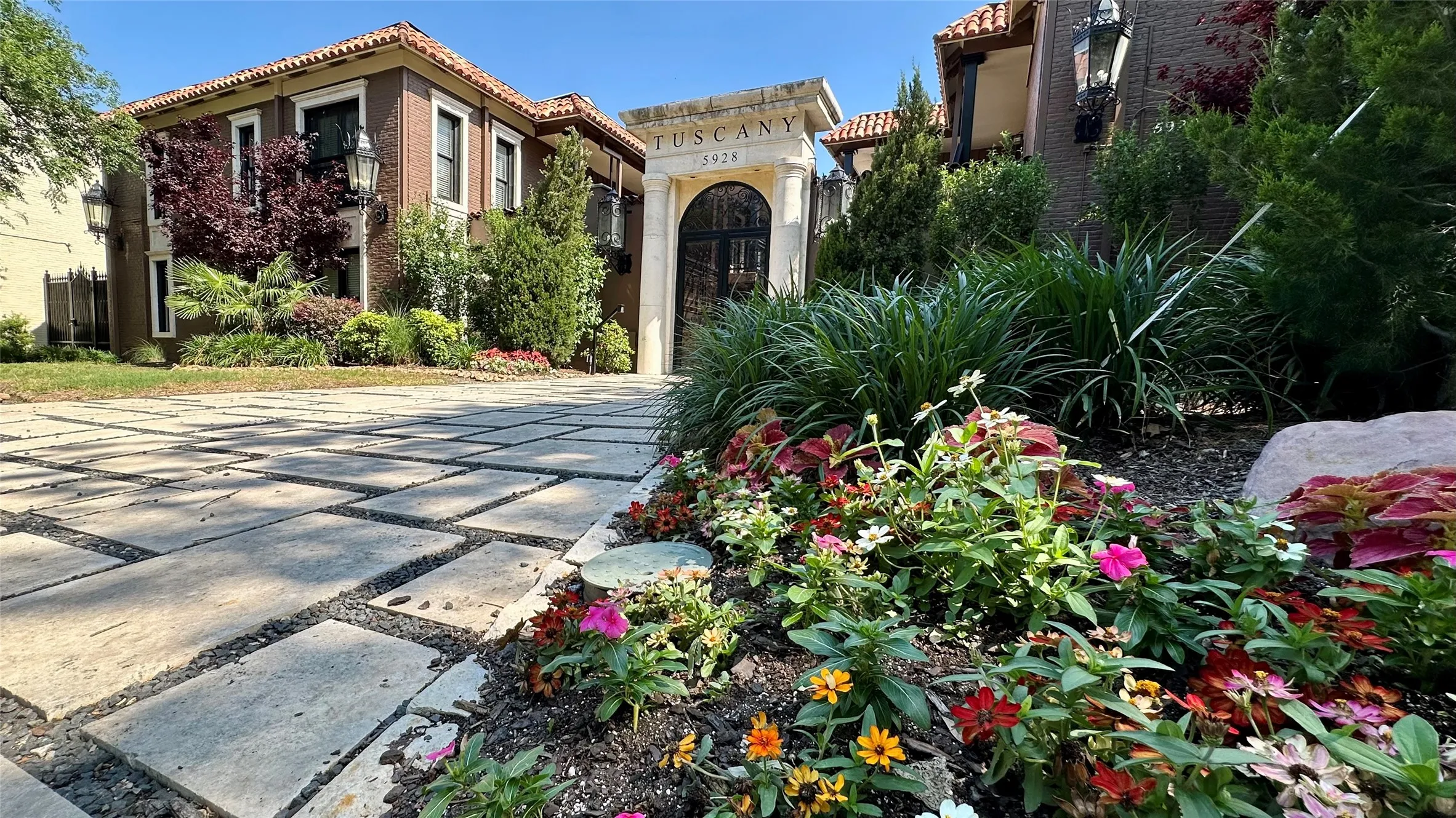 Condominium For Sale in Dallas County , 5926 Sandhurst Lane 124, Dallas, Texas 75206, 2 Bedroom, 2 Bathroom, Garage spaces, 1,046 Sqft, built in 1967, mls#21275867, Real Estate Agent in Dallas, Homes For Sale in Dallas county, Homes For Sale in Dallas, Realtor in Dallas Texas, Real Estate Brokerage Independent Realty Texas, Luminita Cordes Realtor