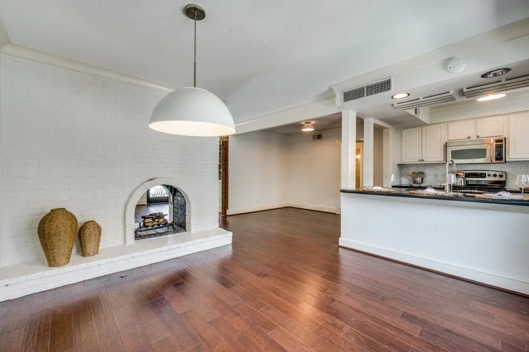 Condominium For Sale in Dallas County , 5926 Sandhurst Lane 124, Dallas, Texas 75206, 2 Bedroom, 2 Bathroom, Garage spaces, 1,046 Sqft, built in 1967, mls#21275867, Real Estate Agent in Dallas, Homes For Sale in Dallas county, Homes For Sale in Dallas, Realtor in Dallas Texas, Real Estate Brokerage Independent Realty Texas, Luminita Cordes Realtor