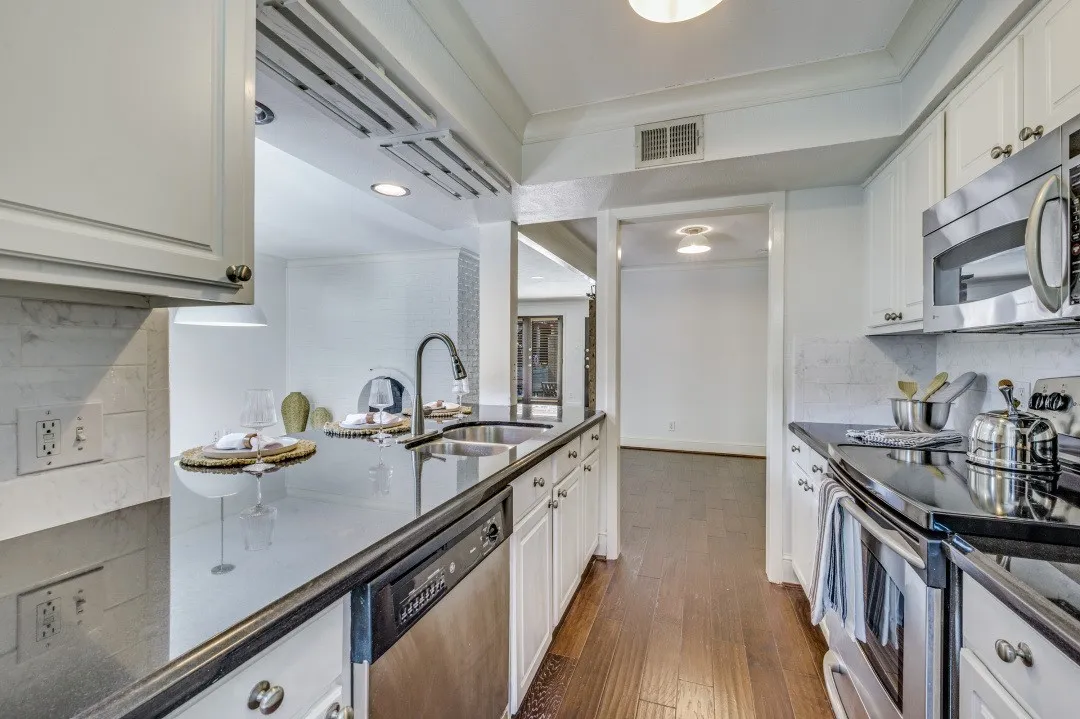 Condominium For Sale in Dallas County , 5926 Sandhurst Lane 124, Dallas, Texas 75206, 2 Bedroom, 2 Bathroom, Garage spaces, 1,046 Sqft, built in 1967, mls#21275867, Real Estate Agent in Dallas, Homes For Sale in Dallas county, Homes For Sale in Dallas, Realtor in Dallas Texas, Real Estate Brokerage Independent Realty Texas, Luminita Cordes Realtor