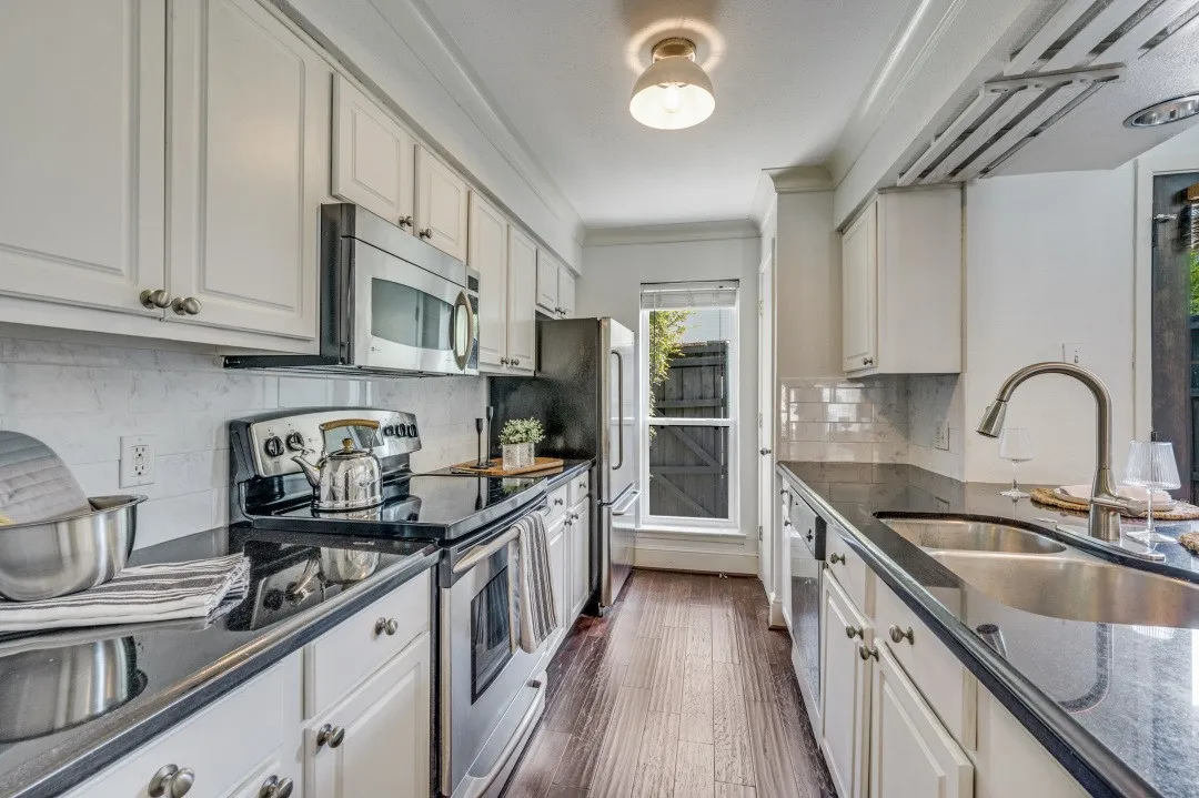 Condominium For Sale in Dallas County , 5926 Sandhurst Lane 124, Dallas, Texas 75206, 2 Bedroom, 2 Bathroom, Garage spaces, 1,046 Sqft, built in 1967, mls#21275867, Real Estate Agent in Dallas, Homes For Sale in Dallas county, Homes For Sale in Dallas, Realtor in Dallas Texas, Real Estate Brokerage Independent Realty Texas, Luminita Cordes Realtor