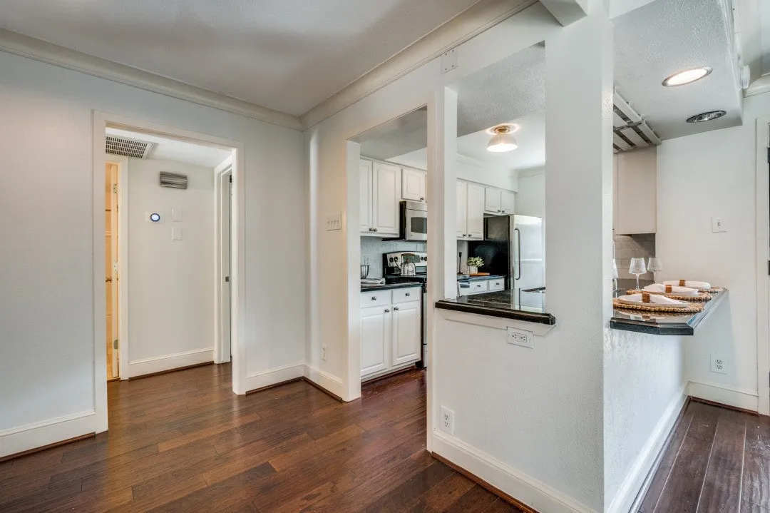 Condominium For Sale in Dallas County , 5926 Sandhurst Lane 124, Dallas, Texas 75206, 2 Bedroom, 2 Bathroom, Garage spaces, 1,046 Sqft, built in 1967, mls#21275867, Real Estate Agent in Dallas, Homes For Sale in Dallas county, Homes For Sale in Dallas, Realtor in Dallas Texas, Real Estate Brokerage Independent Realty Texas, Luminita Cordes Realtor