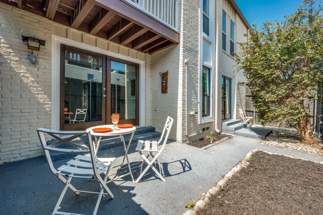 Condominium For Sale in Dallas County , 5926 Sandhurst Lane 124, Dallas, Texas 75206, 2 Bedroom, 2 Bathroom, Garage spaces, 1,046 Sqft, built in 1967, mls#21275867, Real Estate Agent in Dallas, Homes For Sale in Dallas county, Homes For Sale in Dallas, Realtor in Dallas Texas, Real Estate Brokerage Independent Realty Texas, Luminita Cordes Realtor