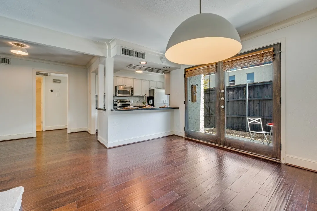 Condominium For Sale in Dallas County , 5926 Sandhurst Lane 124, Dallas, Texas 75206, 2 Bedroom, 2 Bathroom, Garage spaces, 1,046 Sqft, built in 1967, mls#21275867, Real Estate Agent in Dallas, Homes For Sale in Dallas county, Homes For Sale in Dallas, Realtor in Dallas Texas, Real Estate Brokerage Independent Realty Texas, Luminita Cordes Realtor