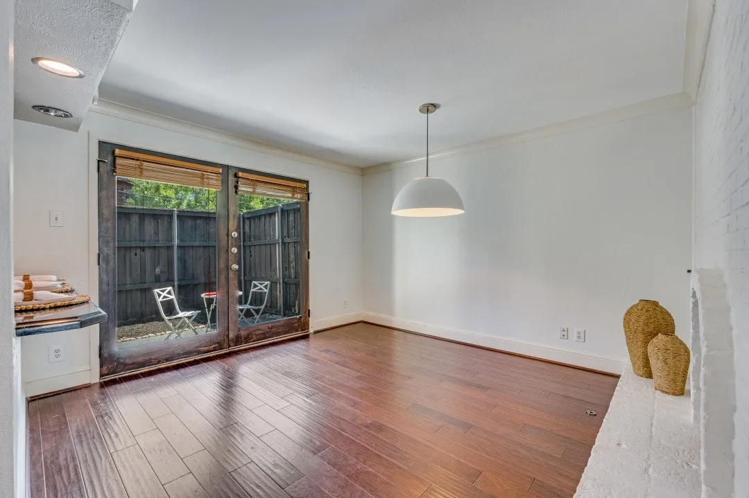 Condominium For Sale in Dallas County , 5926 Sandhurst Lane 124, Dallas, Texas 75206, 2 Bedroom, 2 Bathroom, Garage spaces, 1,046 Sqft, built in 1967, mls#21275867, Real Estate Agent in Dallas, Homes For Sale in Dallas county, Homes For Sale in Dallas, Realtor in Dallas Texas, Real Estate Brokerage Independent Realty Texas, Luminita Cordes Realtor