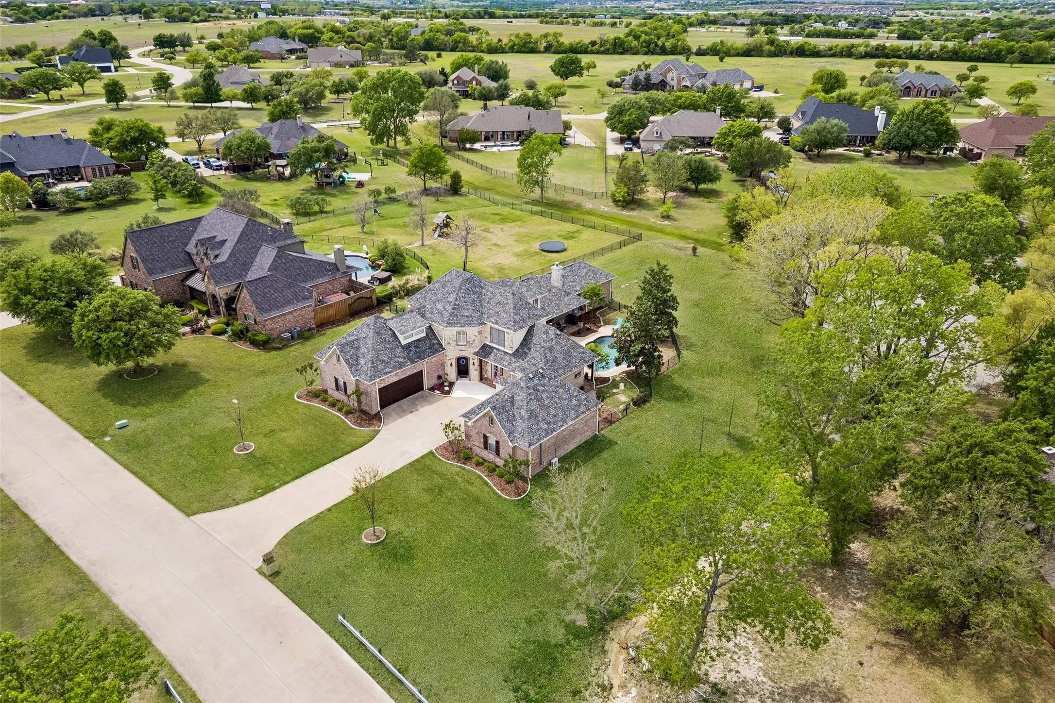 LOCATION! 6 mins from downtown Celina.