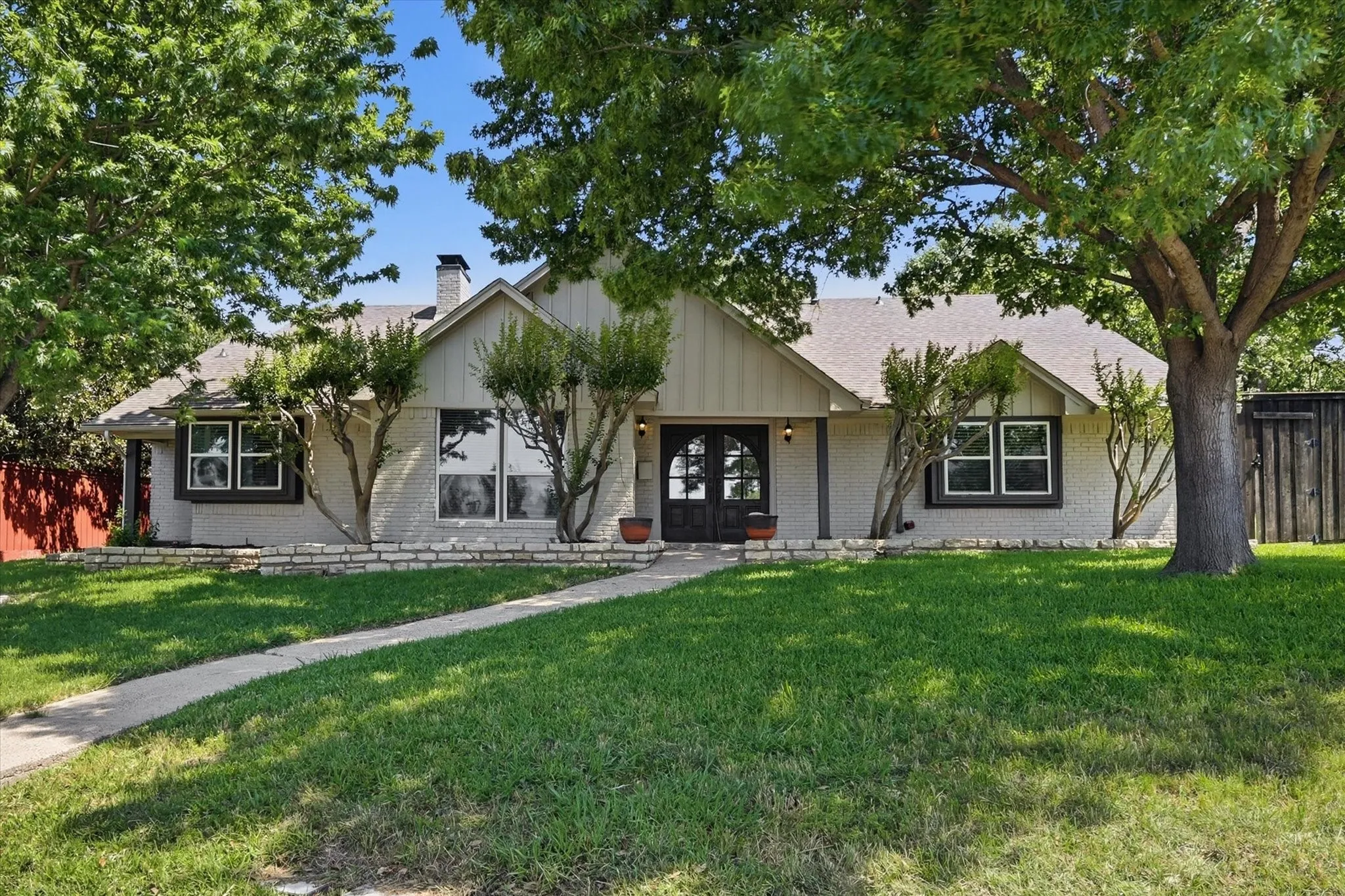 Single Family Residence For Sale in Dallas County , 2625 Ramblewood Drive, Carrollton, Texas 75006, 4 Bedroom, 3 Bathroom, 2 Garage spaces, 2,871 Sqft, built in 1980, Price $575,000, mls#21272396, Real Estate Agent in Carrollton, Homes For Sale in Dallas county, Homes For Sale in Carrollton, Realtor in Carrollton Texas, Real Estate Brokerage Independent Realty Texas, Luminita Cordes Realtor