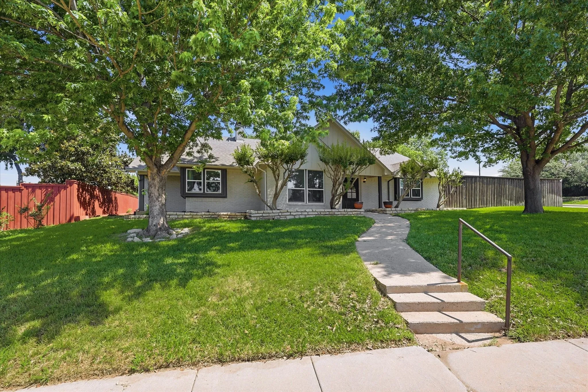 Single Family Residence For Sale in Dallas County , 2625 Ramblewood Drive, Carrollton, Texas 75006, 4 Bedroom, 3 Bathroom, 2 Garage spaces, 2,871 Sqft, built in 1980, Price $575,000, mls#21272396, Real Estate Agent in Carrollton, Homes For Sale in Dallas county, Homes For Sale in Carrollton, Realtor in Carrollton Texas, Real Estate Brokerage Independent Realty Texas, Luminita Cordes Realtor