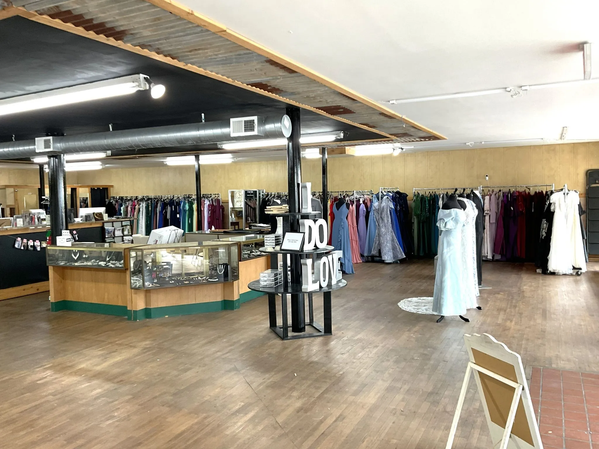 Retail For Sale in Johnson County , 110 E Chambers Street 112, Cleburne, Texas 76031, 0, 0, Garage spaces, 0 Sqft, built in 1900, mls#21276515, Real Estate Agent in Cleburne, Homes For Sale in Johnson county, Homes For Sale in Cleburne, Realtor in Cleburne Texas, Real Estate Brokerage Independent Realty Texas, Luminita Cordes Realtor