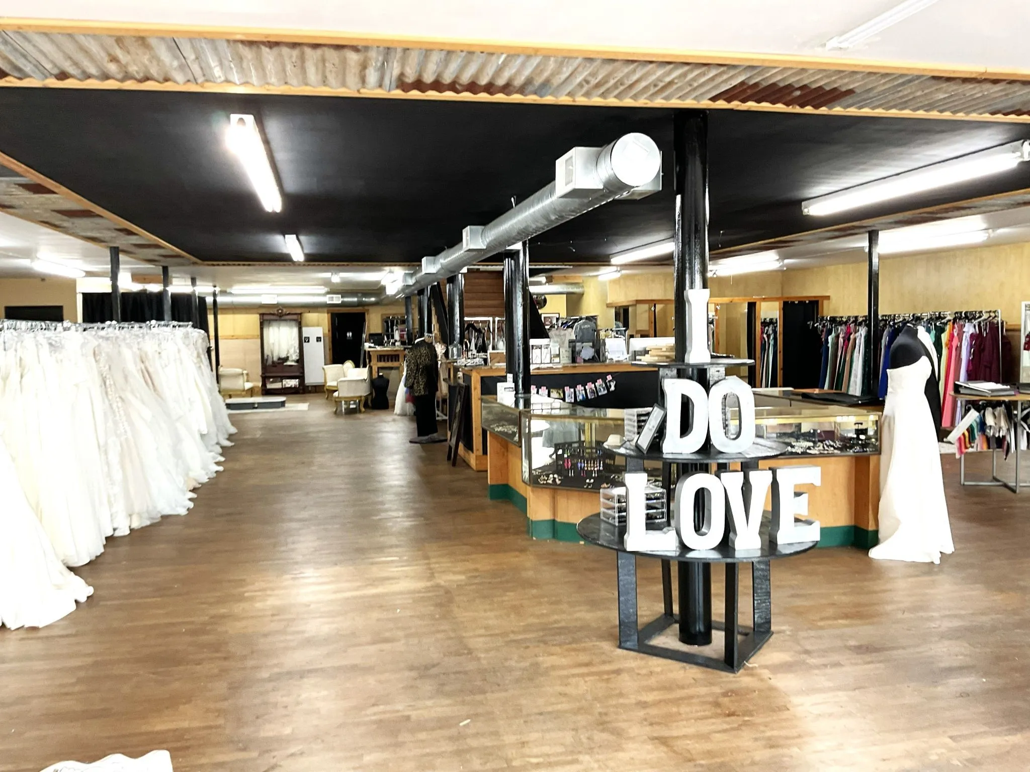 Retail For Sale in Johnson County , 110 E Chambers Street 112, Cleburne, Texas 76031, 0, 0, Garage spaces, 0 Sqft, built in 1900, mls#21276515, Real Estate Agent in Cleburne, Homes For Sale in Johnson county, Homes For Sale in Cleburne, Realtor in Cleburne Texas, Real Estate Brokerage Independent Realty Texas, Luminita Cordes Realtor