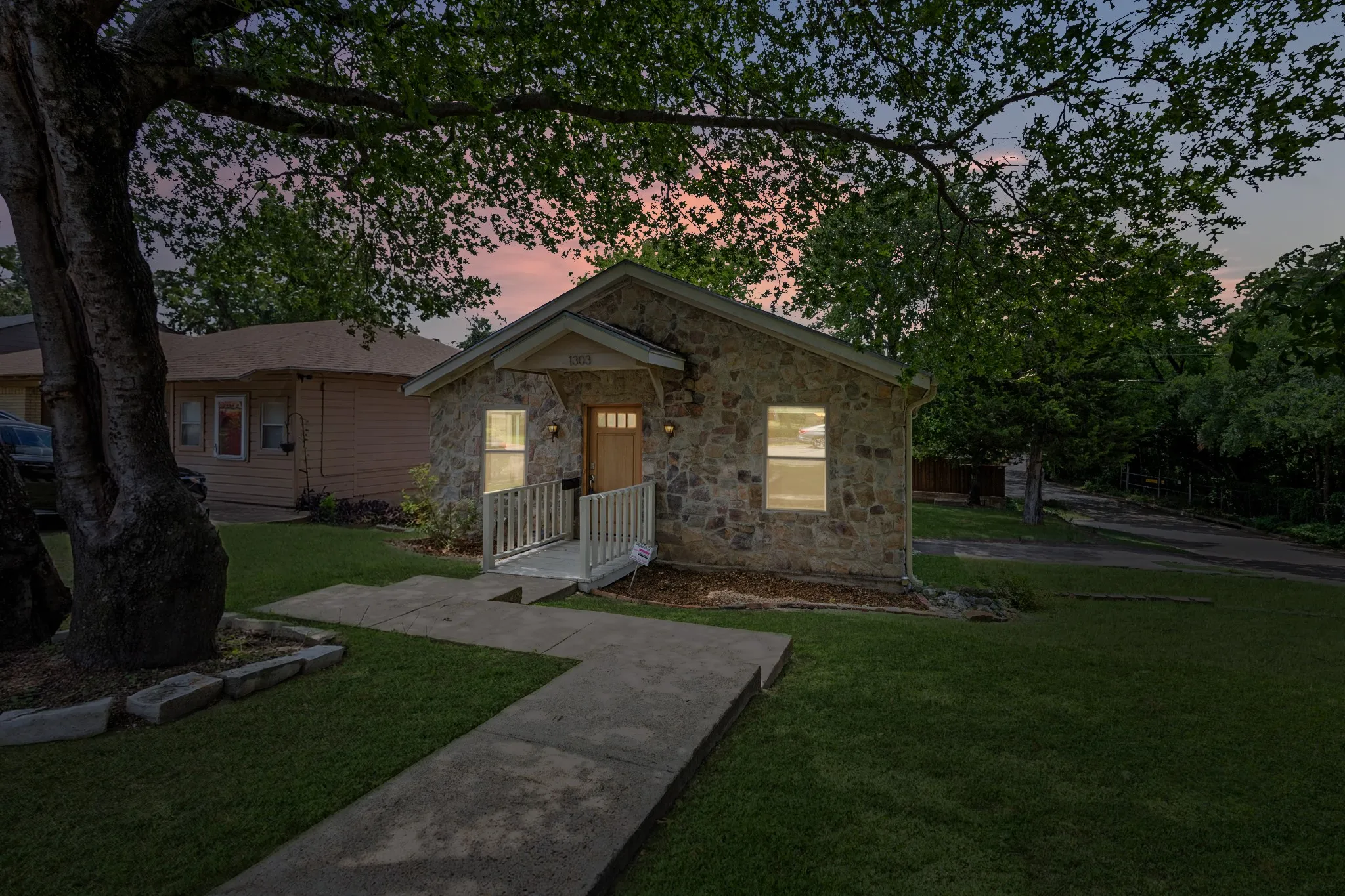 Single Family Residence For Sale in Dallas County , 1303 Arizona Avenue, Dallas, Texas 75216, 3 Bedrooms, 2 Bathrooms, 2 Garage spaces, 1,450 Sqft, built in 1950, Price $340,000, mls#21276484, Real Estate Agent in Dallas, Homes For Sale in Dallas county, Homes For Sale in Dallas, Realtor in Dallas Texas, Real Estate Brokerage Independent Realty Texas, Luminita Cordes Realtor