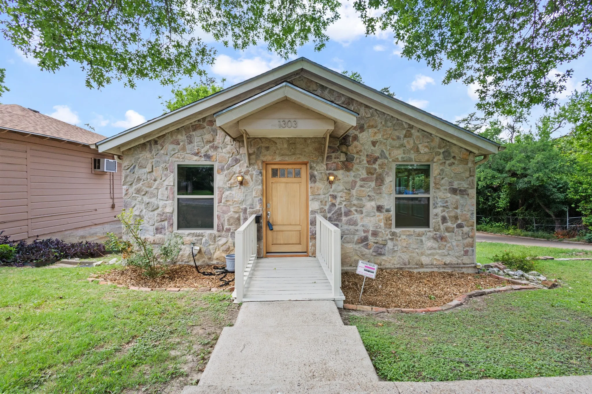 Single Family Residence For Sale in Dallas County , 1303 Arizona Avenue, Dallas, Texas 75216, 3 Bedrooms, 2 Bathrooms, 2 Garage spaces, 1,450 Sqft, built in 1950, Price $340,000, mls#21276484, Real Estate Agent in Dallas, Homes For Sale in Dallas county, Homes For Sale in Dallas, Realtor in Dallas Texas, Real Estate Brokerage Independent Realty Texas, Luminita Cordes Realtor