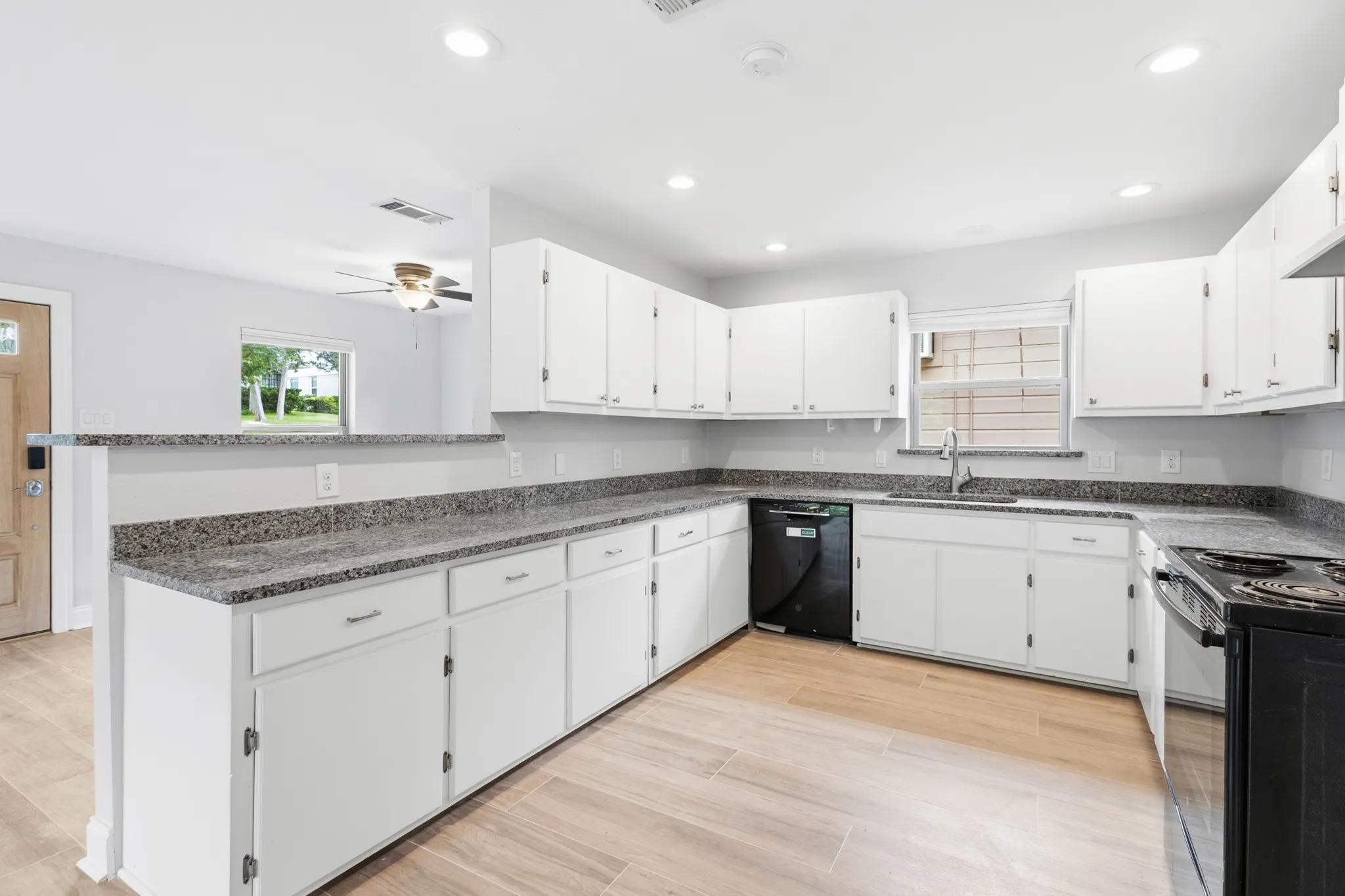 Single Family Residence For Sale in Dallas County , 1303 Arizona Avenue, Dallas, Texas 75216, 3 Bedrooms, 2 Bathrooms, 2 Garage spaces, 1,450 Sqft, built in 1950, Price $340,000, mls#21276484, Real Estate Agent in Dallas, Homes For Sale in Dallas county, Homes For Sale in Dallas, Realtor in Dallas Texas, Real Estate Brokerage Independent Realty Texas, Luminita Cordes Realtor