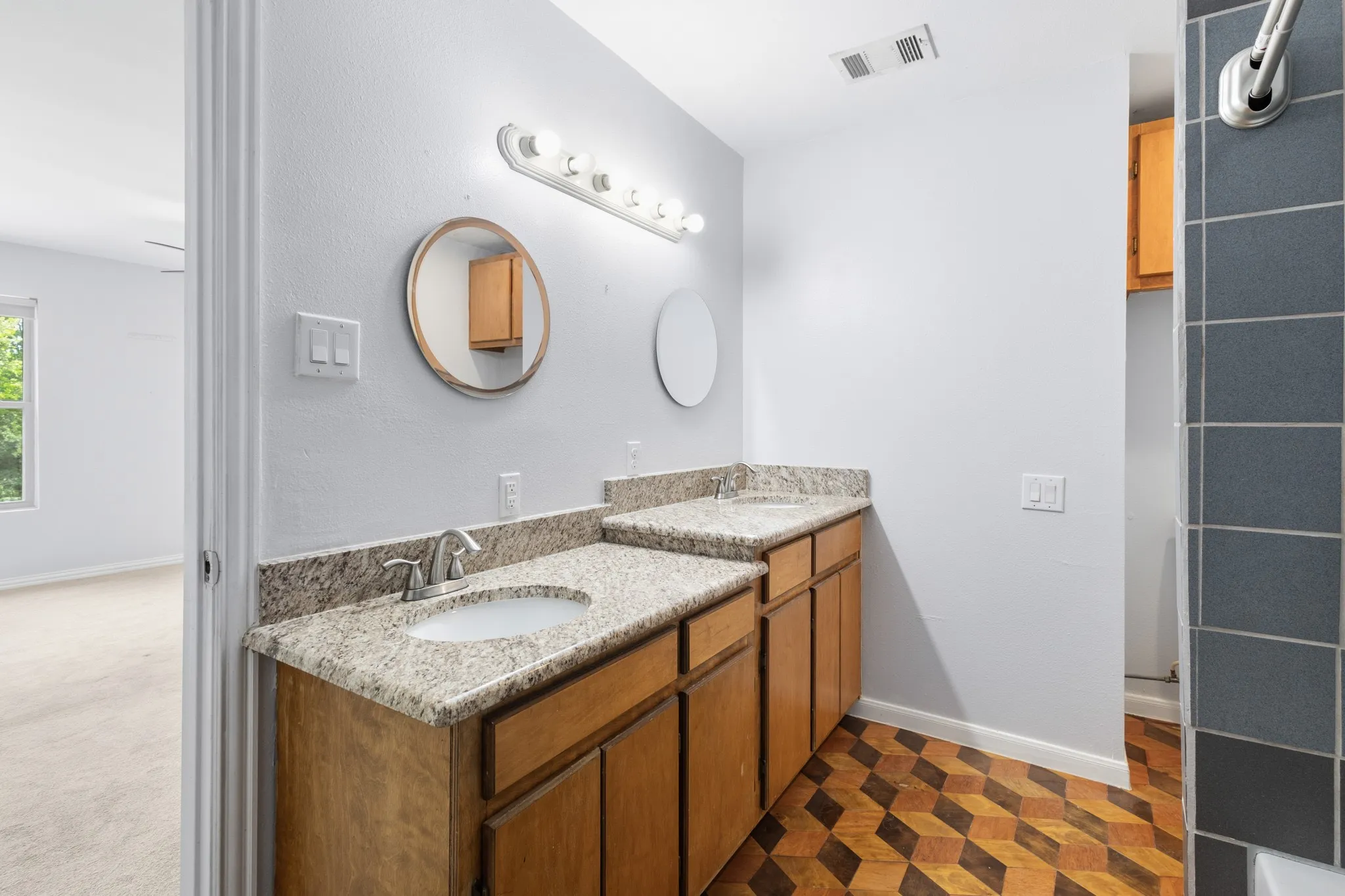 Single Family Residence For Sale in Dallas County , 1303 Arizona Avenue, Dallas, Texas 75216, 3 Bedrooms, 2 Bathrooms, 2 Garage spaces, 1,450 Sqft, built in 1950, Price $340,000, mls#21276484, Real Estate Agent in Dallas, Homes For Sale in Dallas county, Homes For Sale in Dallas, Realtor in Dallas Texas, Real Estate Brokerage Independent Realty Texas, Luminita Cordes Realtor