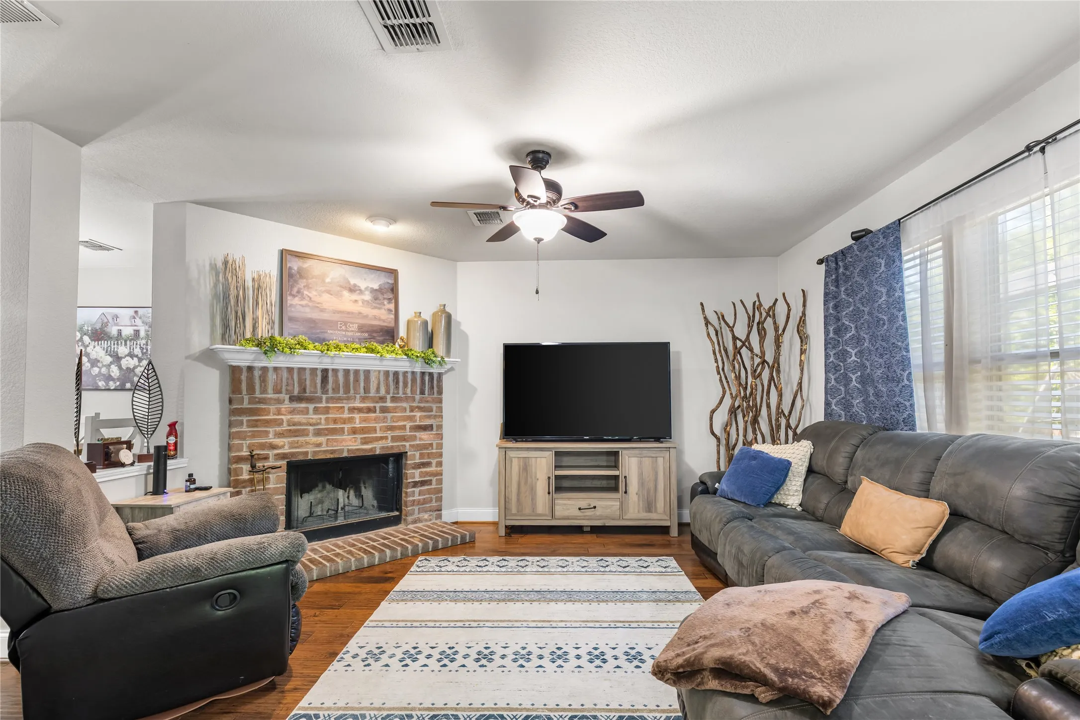 Single Family Residence For Sale in Grayson County , 1908 Ridgecrest Lane, Sherman, Texas 75092, 3 Bedroom, 3 Bathroom, 2 Garage spaces, 2,038 Sqft, built in 2004, mls#21277220, Real Estate Agent in Sherman, Homes For Sale in Grayson county, Homes For Sale in Sherman, Realtor in Sherman Texas, Real Estate Brokerage Independent Realty Texas, Luminita Cordes Realtor