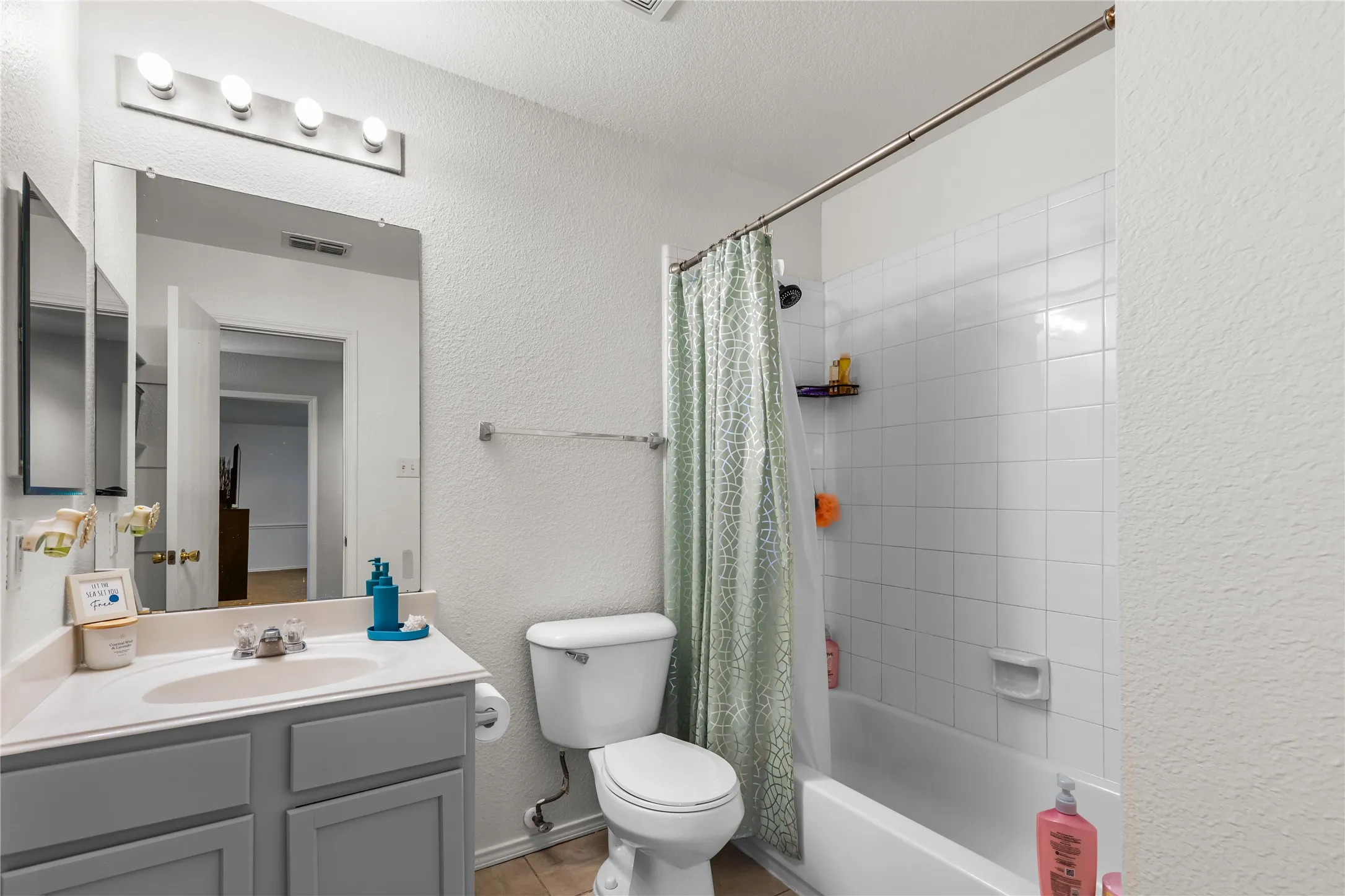 Single Family Residence For Sale in Grayson County , 1908 Ridgecrest Lane, Sherman, Texas 75092, 3 Bedroom, 3 Bathroom, 2 Garage spaces, 2,038 Sqft, built in 2004, mls#21277220, Real Estate Agent in Sherman, Homes For Sale in Grayson county, Homes For Sale in Sherman, Realtor in Sherman Texas, Real Estate Brokerage Independent Realty Texas, Luminita Cordes Realtor