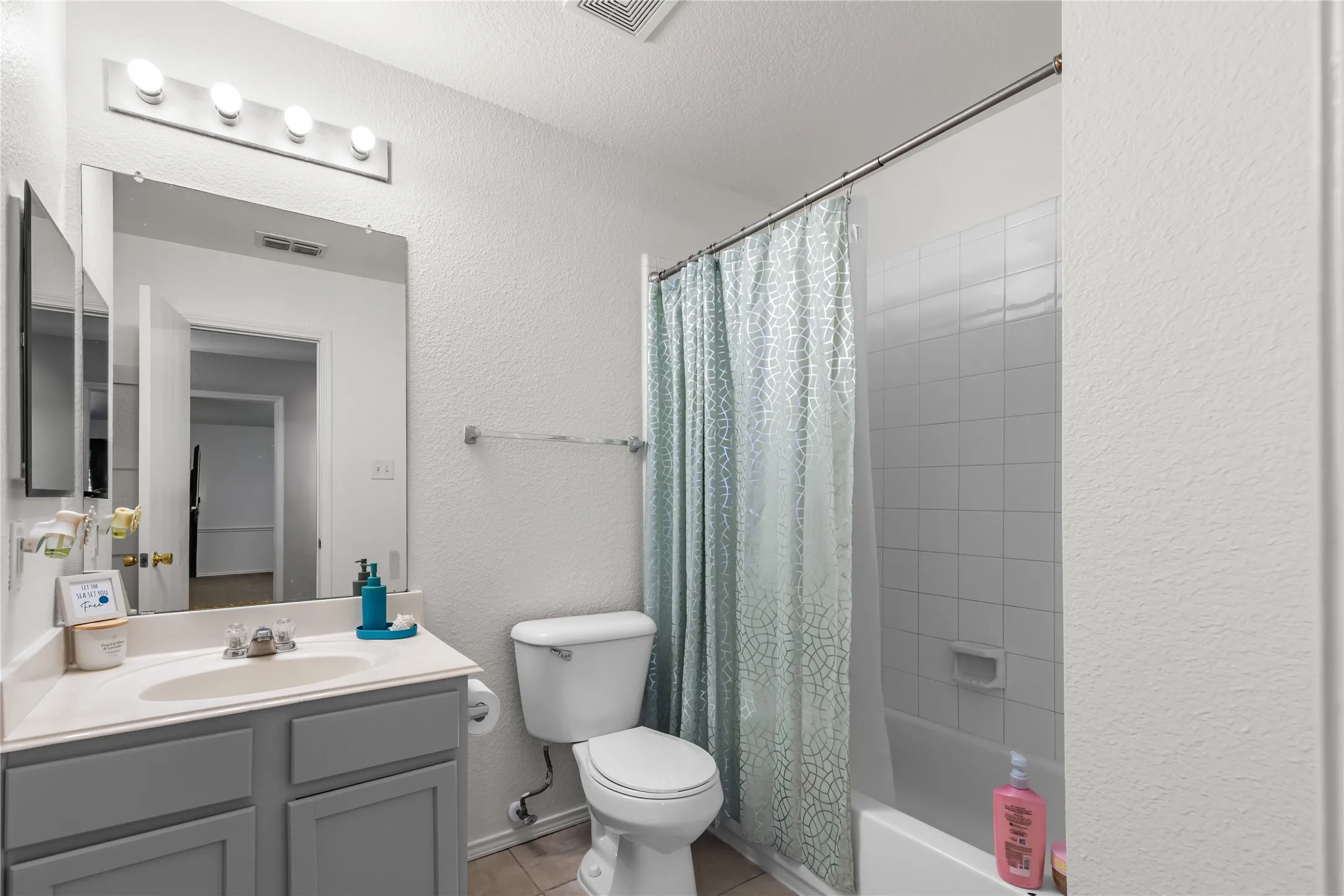 Single Family Residence For Sale in Grayson County , 1908 Ridgecrest Lane, Sherman, Texas 75092, 3 Bedroom, 3 Bathroom, 2 Garage spaces, 2,038 Sqft, built in 2004, mls#21277220, Real Estate Agent in Sherman, Homes For Sale in Grayson county, Homes For Sale in Sherman, Realtor in Sherman Texas, Real Estate Brokerage Independent Realty Texas, Luminita Cordes Realtor