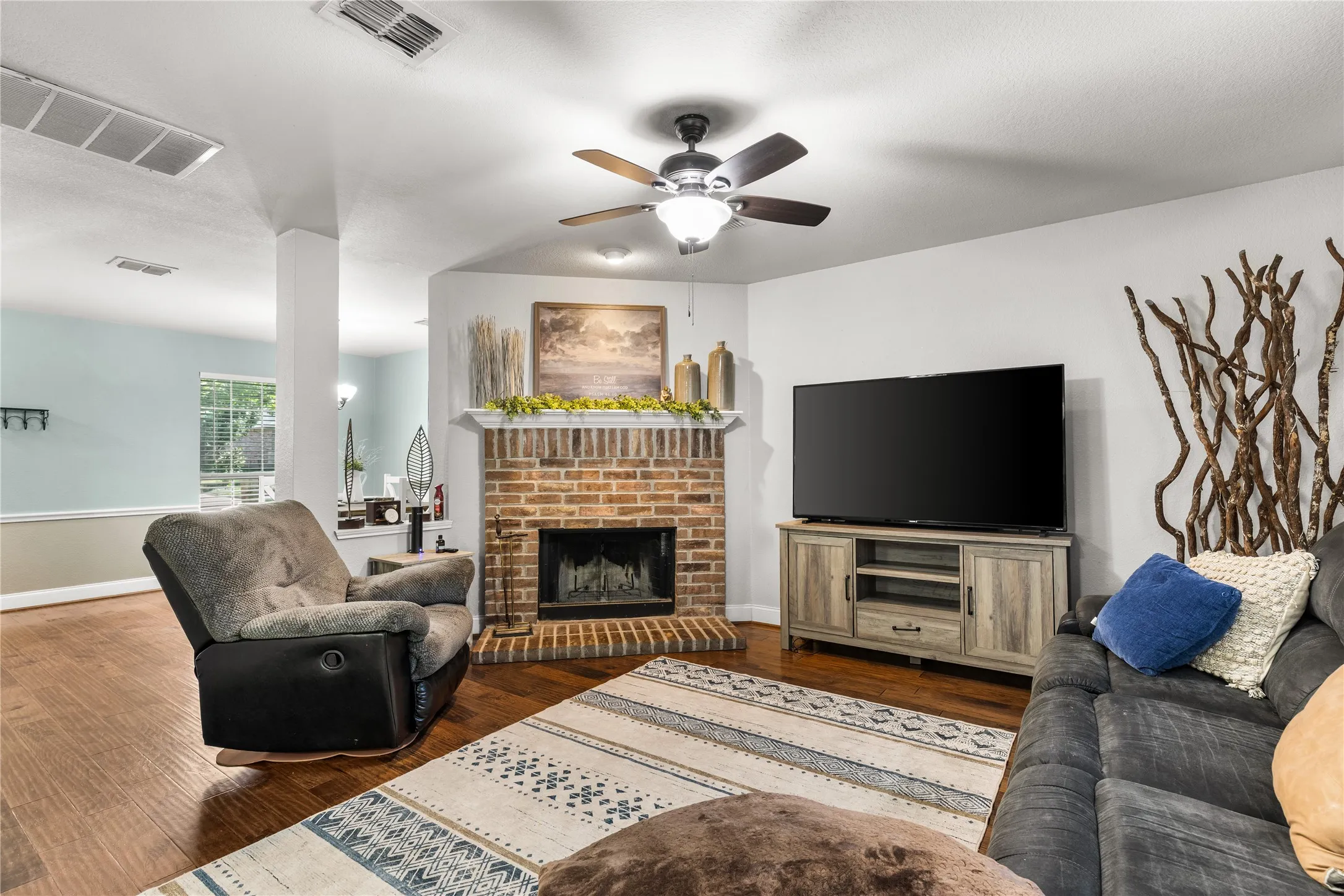Single Family Residence For Sale in Grayson County , 1908 Ridgecrest Lane, Sherman, Texas 75092, 3 Bedroom, 3 Bathroom, 2 Garage spaces, 2,038 Sqft, built in 2004, mls#21277220, Real Estate Agent in Sherman, Homes For Sale in Grayson county, Homes For Sale in Sherman, Realtor in Sherman Texas, Real Estate Brokerage Independent Realty Texas, Luminita Cordes Realtor