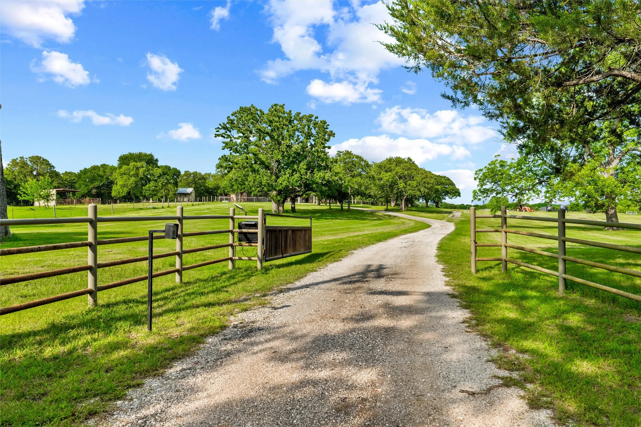 Farm For Sale in Johnson County , 6561 County Road 423, Grandview, Texas 76050, 4 Bedroom, 5 Bathroom, 2 Garage spaces, 3,350 Sqft, built in 2013, mls#21261291, Real Estate Agent in Grandview, Homes For Sale in Johnson county, Homes For Sale in Grandview, Realtor in Grandview Texas, Real Estate Brokerage Independent Realty Texas, Luminita Cordes Realtor