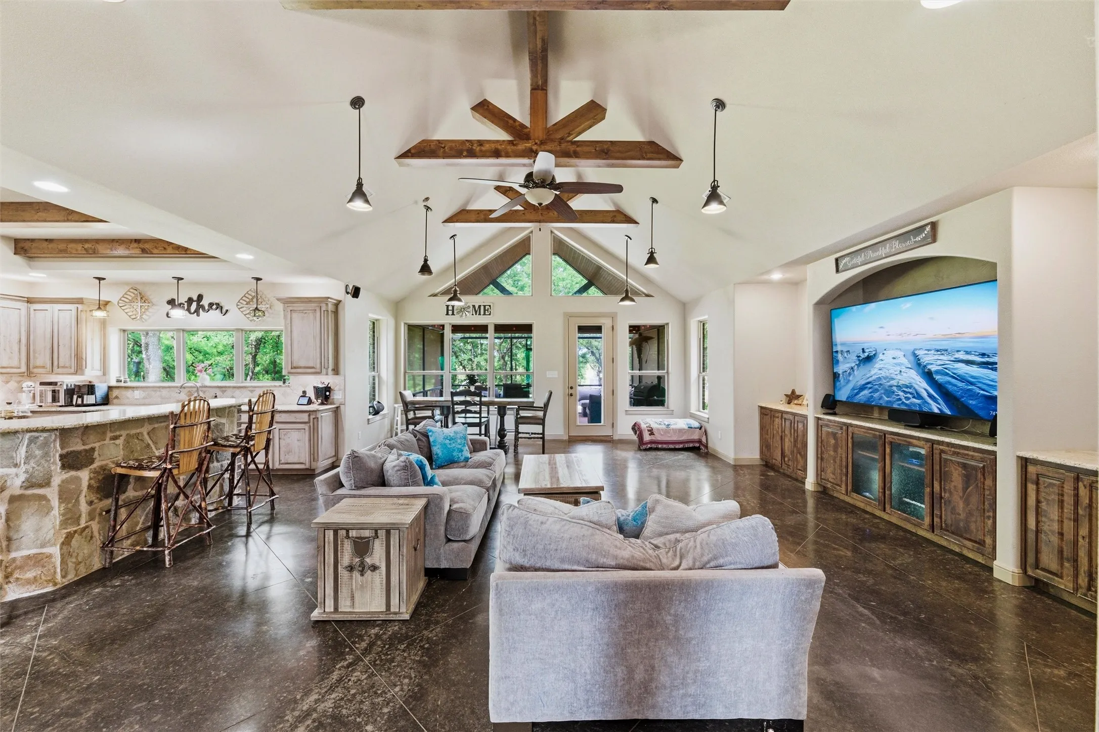 Farm For Sale in Johnson County , 6561 County Road 423, Grandview, Texas 76050, 4 Bedroom, 5 Bathroom, 2 Garage spaces, 3,350 Sqft, built in 2013, mls#21261291, Real Estate Agent in Grandview, Homes For Sale in Johnson county, Homes For Sale in Grandview, Realtor in Grandview Texas, Real Estate Brokerage Independent Realty Texas, Luminita Cordes Realtor