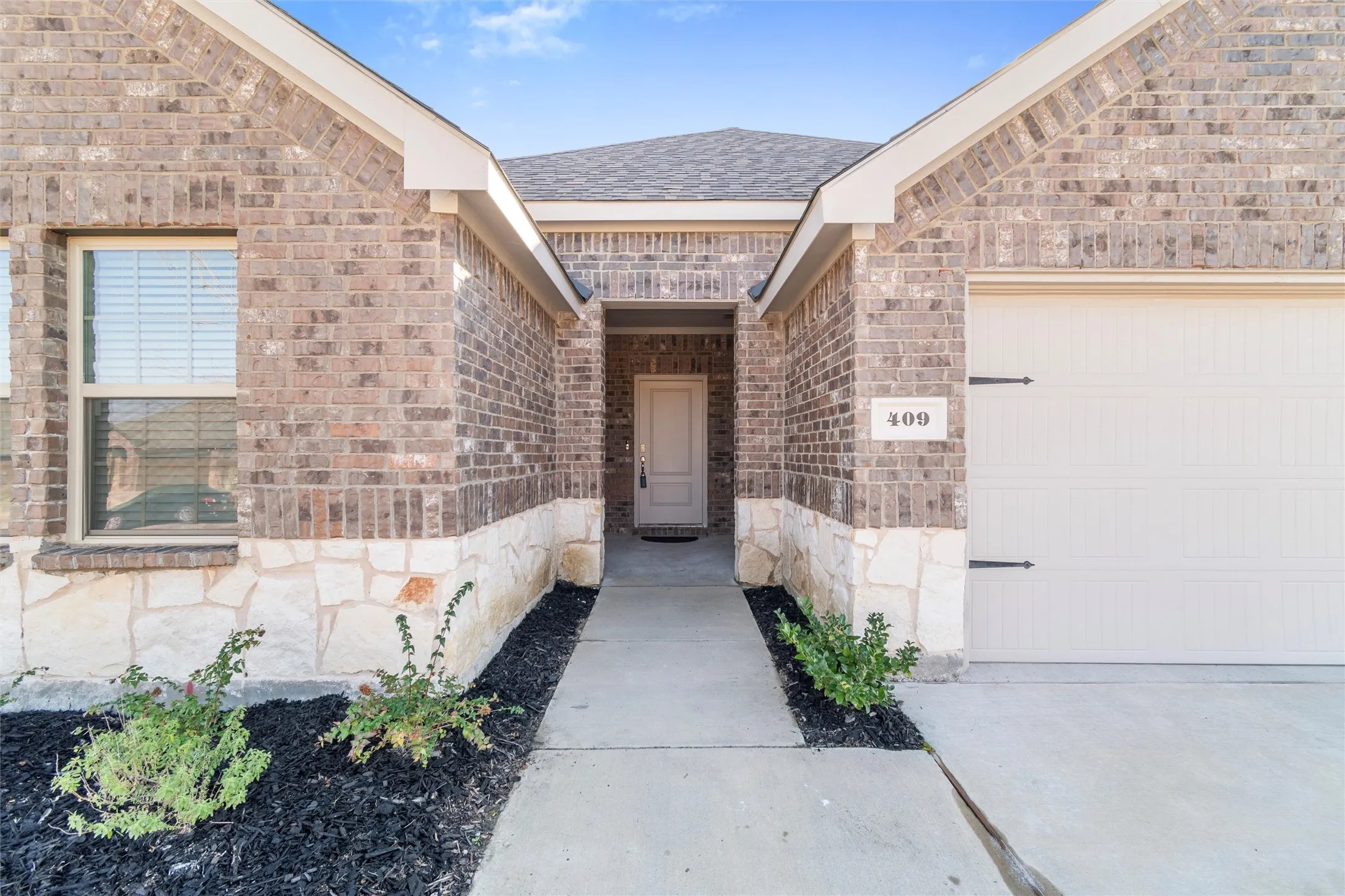 Single Family Residence For Sale in Collin County , 409 Willow View Way, Princeton, Texas 75407, 4 Bedroom, 2 Bathroom, 2 Garage spaces, 1,794 Sqft, built in 2022, mls#21277106, Real Estate Agent in Princeton, Homes For Sale in Collin county, Homes For Sale in Princeton, Realtor in Princeton Texas, Real Estate Brokerage Independent Realty Texas, Luminita Cordes Realtor