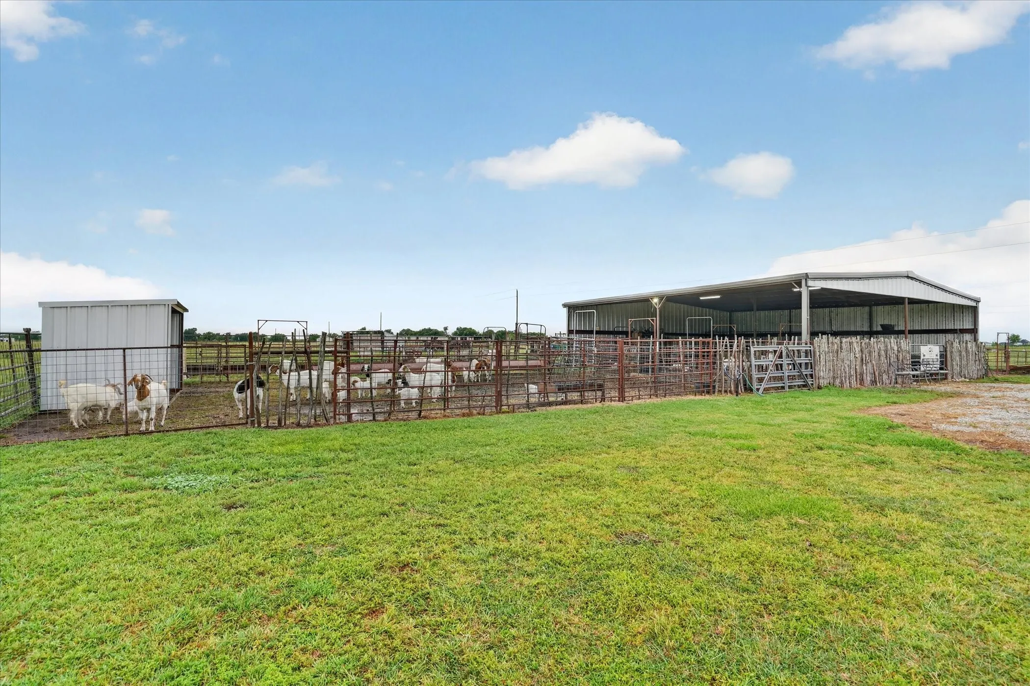 Single Family Residence For Sale in Wise County , 19001 N County Line Road, Ponder, Texas 76259, 4 Bedroom, 4 Bathroom, 2 Garage spaces, 3,797 Sqft, built in 2016, Price $989,000, mls#21277242, Real Estate Agent in Ponder, Homes For Sale in Wise county, Homes For Sale in Ponder, Realtor in Ponder Texas, Real Estate Brokerage Independent Realty Texas, Luminita Cordes Realtor