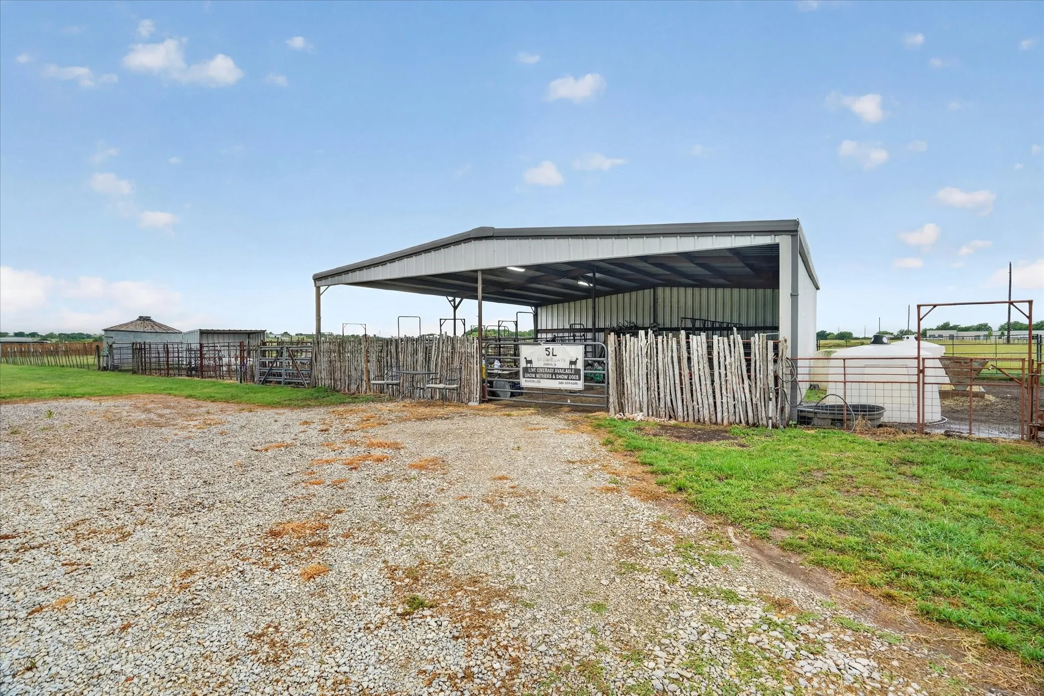 Single Family Residence For Sale in Wise County , 19001 N County Line Road, Ponder, Texas 76259, 4 Bedroom, 4 Bathroom, 2 Garage spaces, 3,797 Sqft, built in 2016, Price $989,000, mls#21277242, Real Estate Agent in Ponder, Homes For Sale in Wise county, Homes For Sale in Ponder, Realtor in Ponder Texas, Real Estate Brokerage Independent Realty Texas, Luminita Cordes Realtor