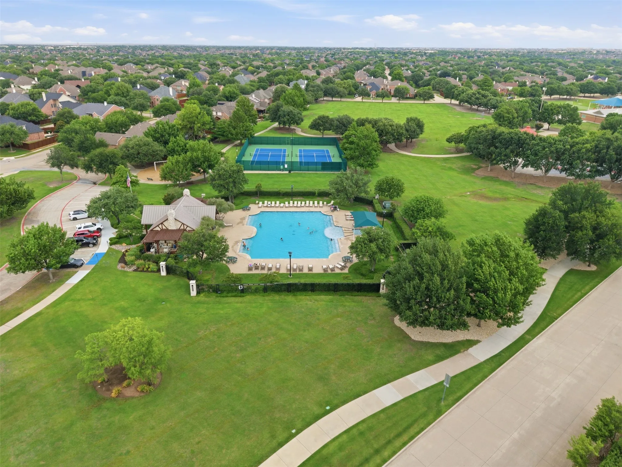 Single Family Residence For Sale in Denton County , 9417 Homestead Lane, Frisco, Texas 75033, 4 Bedroom, 3 Bathroom, 2 Garage spaces, 2,613 Sqft, built in 1998, mls#21274936, Real Estate Agent in Frisco, Homes For Sale in Denton county, Homes For Sale in Frisco, Realtor in Frisco Texas, Real Estate Brokerage Independent Realty Texas, Luminita Cordes Realtor