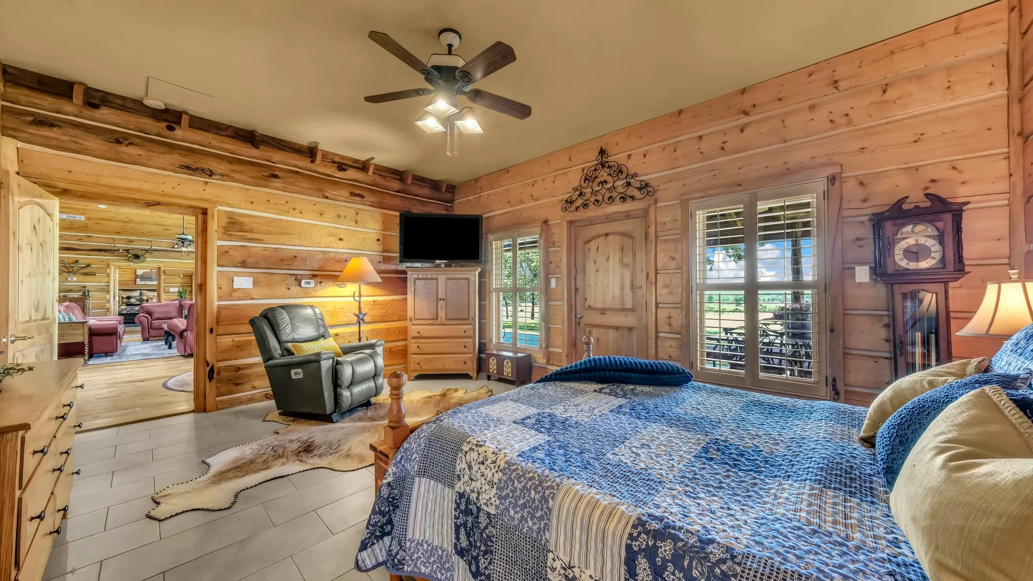 Large and spacious guest bedroom