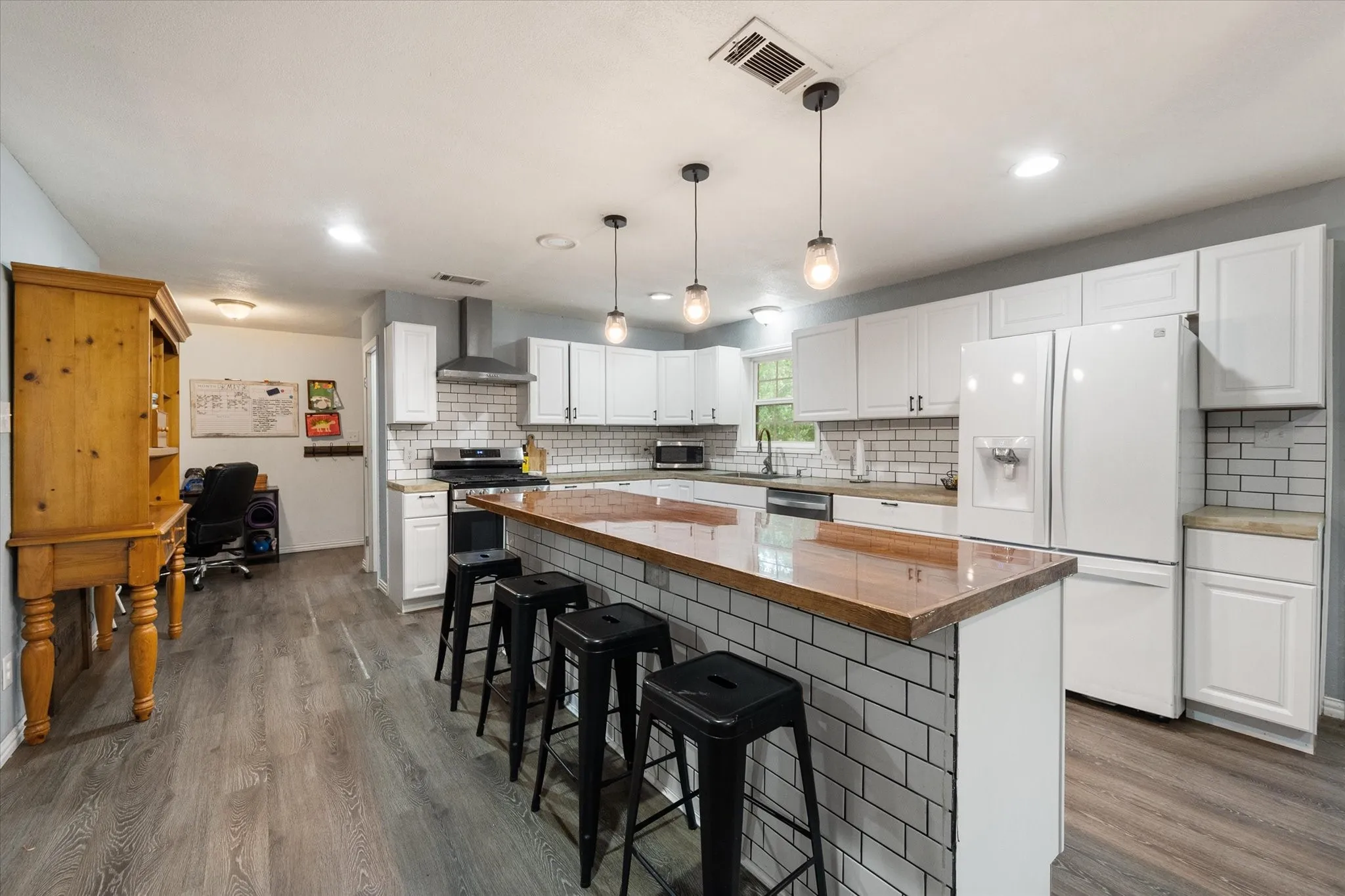 Single Family Residence For Sale in Freestone County , 951 Faircrest Drive, Fairfield, Texas 75840, 3 Bedrooms, 2 Bathrooms, Garage spaces, 2,000 Sqft, built in 1970, Price $255,000, mls#21277097, Real Estate Agent in Fairfield, Homes For Sale in Freestone county, Homes For Sale in Fairfield, Realtor in Fairfield Texas, Real Estate Brokerage Independent Realty Texas, Luminita Cordes Realtor