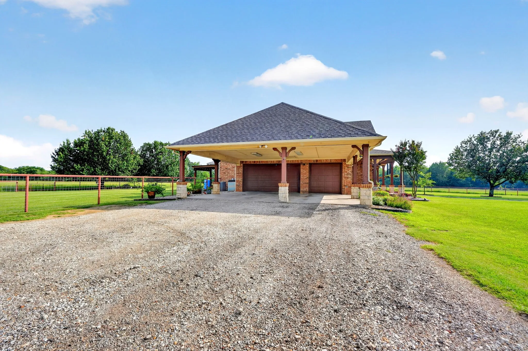 Single Family Residence For Sale in Van Zandt County , 895 Vz County Road 3216, Wills Point, Texas 75169, 5 Bedroom, 5 Bathroom, 2 Garage spaces, 4,339 Sqft, built in 2003, mls#21274669, Real Estate Agent in Wills Point, Homes For Sale in Van Zandt county, Homes For Sale in Wills Point, Realtor in Wills Point Texas, Real Estate Brokerage Independent Realty Texas, Luminita Cordes Realtor