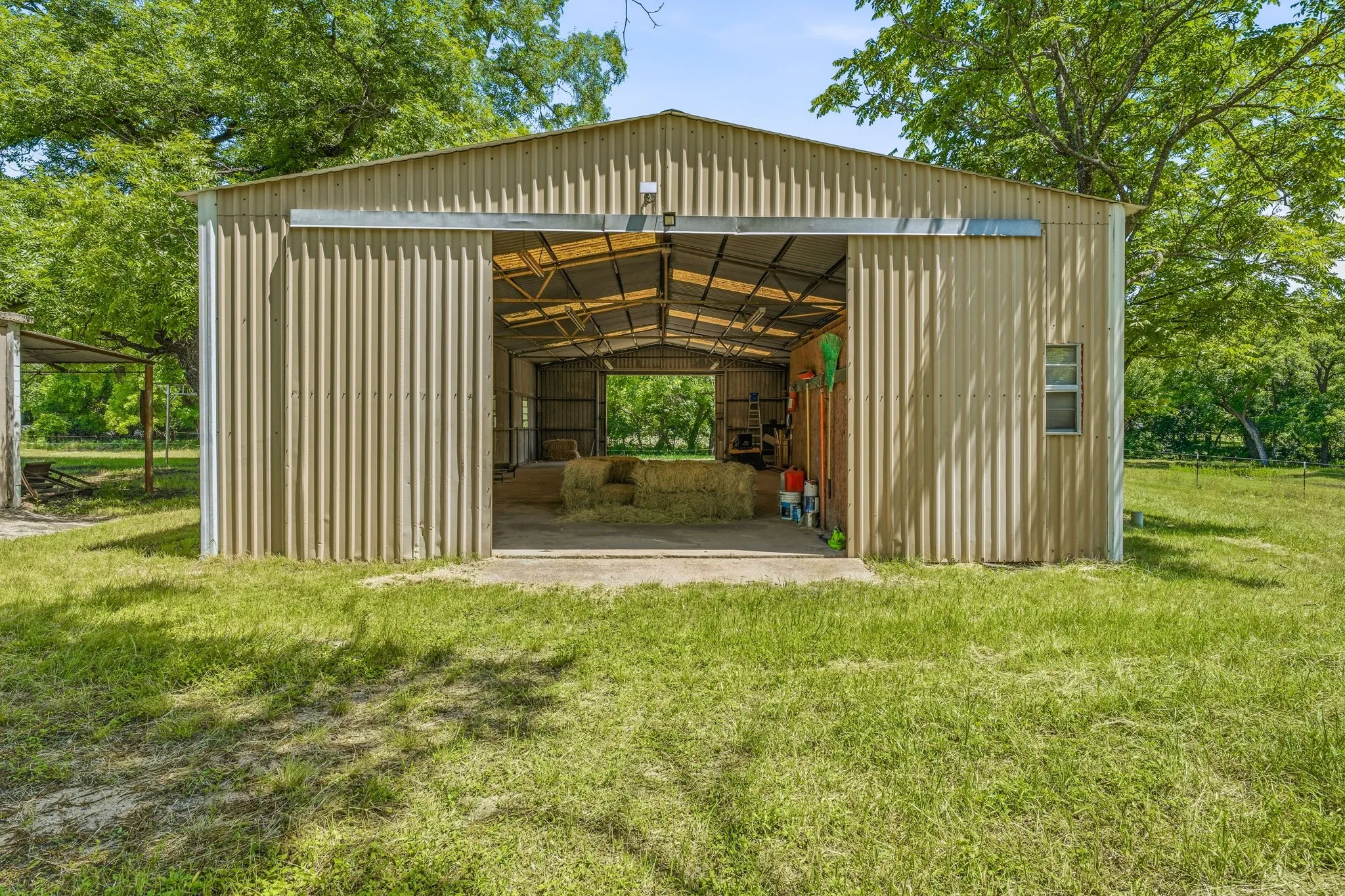Single Family Residence For Sale in Comanche County , 1105 Indian Creek Drive, Comanche, Texas 76442, 3 Bedroom, 2 Bathroom, 2 Garage spaces, 1,650 Sqft, built in 1981, mls#21275473, Real Estate Agent in Comanche, Homes For Sale in Comanche county, Homes For Sale in Comanche, Realtor in Comanche Texas, Real Estate Brokerage Independent Realty Texas, Luminita Cordes Realtor