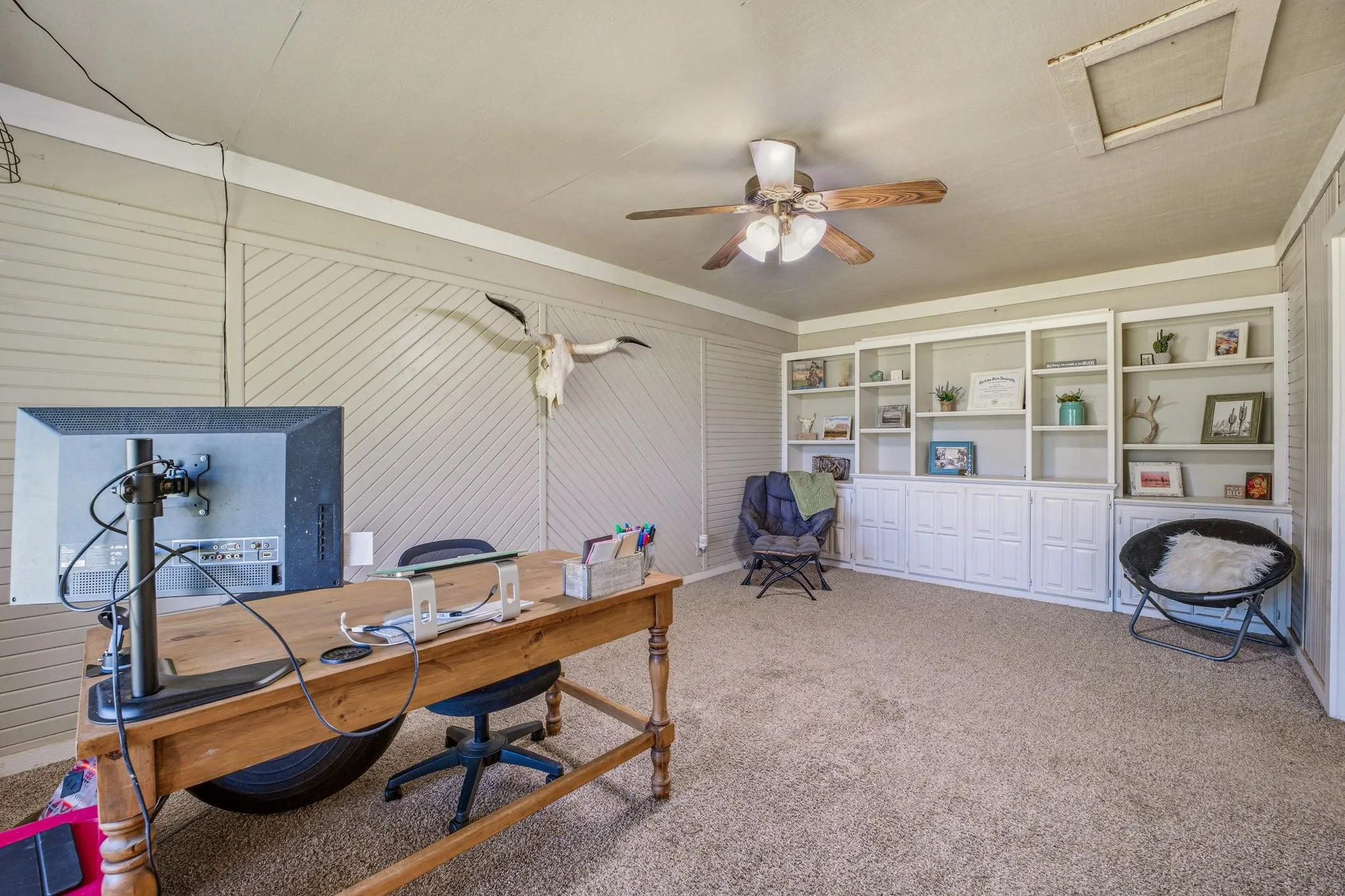 Single Family Residence For Sale in Comanche County , 1105 Indian Creek Drive, Comanche, Texas 76442, 3 Bedroom, 2 Bathroom, 2 Garage spaces, 1,650 Sqft, built in 1981, mls#21275473, Real Estate Agent in Comanche, Homes For Sale in Comanche county, Homes For Sale in Comanche, Realtor in Comanche Texas, Real Estate Brokerage Independent Realty Texas, Luminita Cordes Realtor