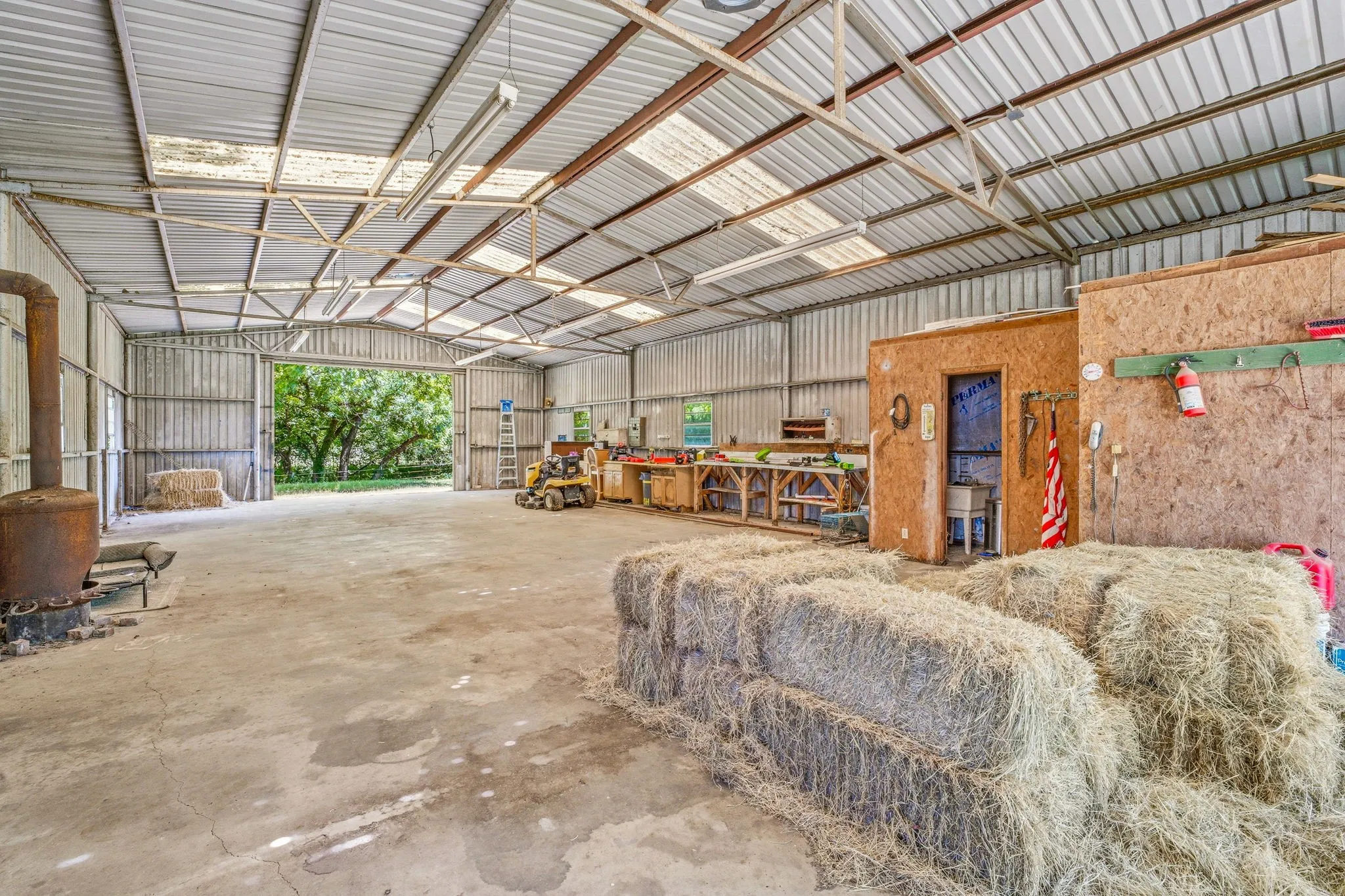 Single Family Residence For Sale in Comanche County , 1105 Indian Creek Drive, Comanche, Texas 76442, 3 Bedroom, 2 Bathroom, 2 Garage spaces, 1,650 Sqft, built in 1981, mls#21275473, Real Estate Agent in Comanche, Homes For Sale in Comanche county, Homes For Sale in Comanche, Realtor in Comanche Texas, Real Estate Brokerage Independent Realty Texas, Luminita Cordes Realtor