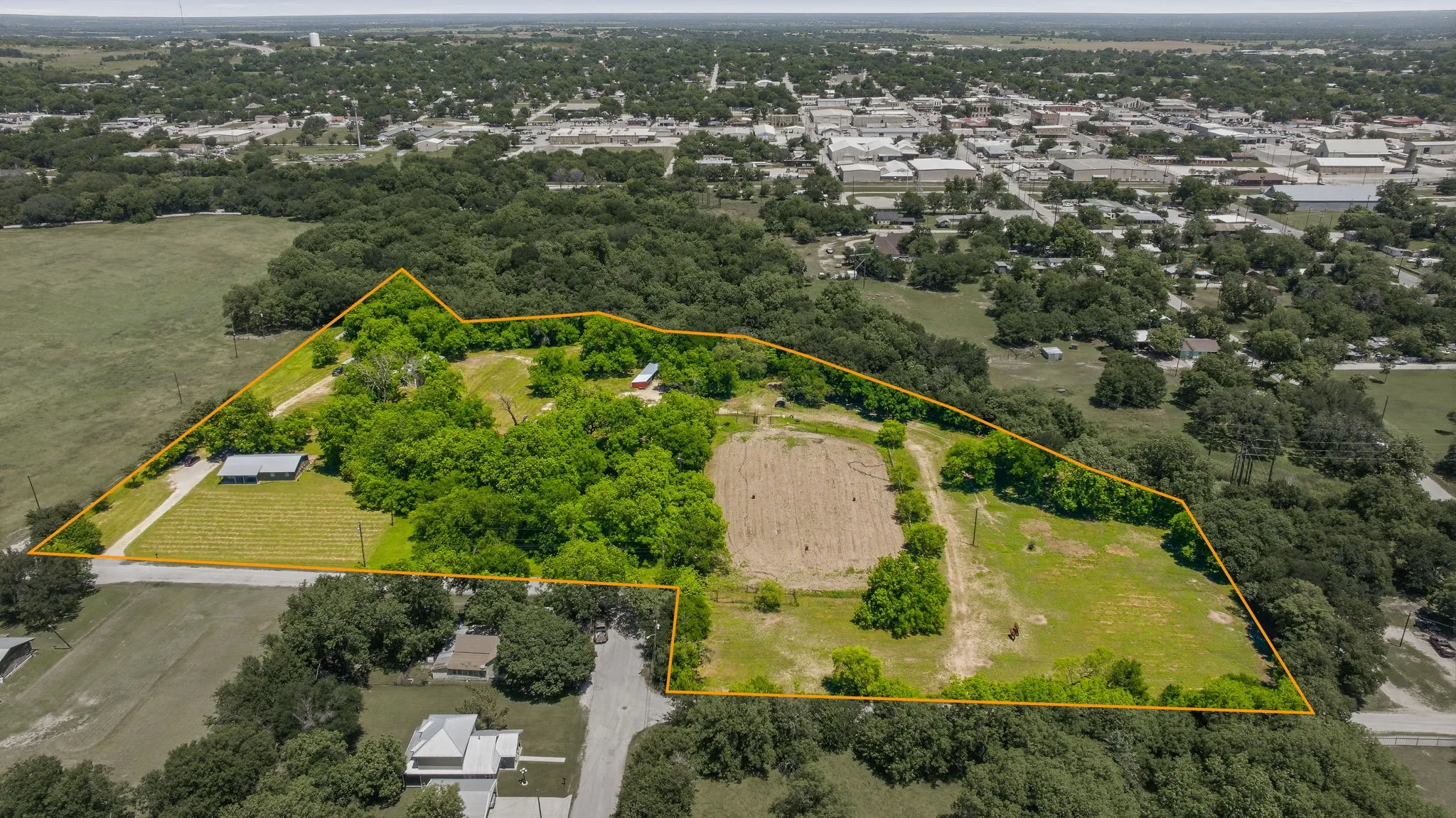 Single Family Residence For Sale in Comanche County , 1105 Indian Creek Drive, Comanche, Texas 76442, 3 Bedroom, 2 Bathroom, 2 Garage spaces, 1,650 Sqft, built in 1981, mls#21275473, Real Estate Agent in Comanche, Homes For Sale in Comanche county, Homes For Sale in Comanche, Realtor in Comanche Texas, Real Estate Brokerage Independent Realty Texas, Luminita Cordes Realtor