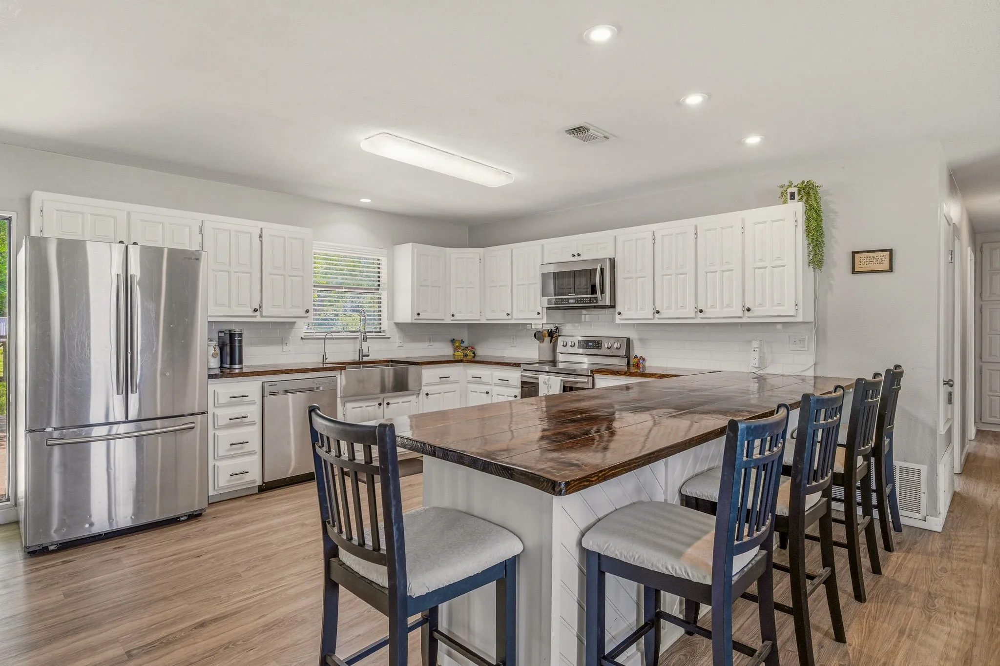 Single Family Residence For Sale in Comanche County , 1105 Indian Creek Drive, Comanche, Texas 76442, 3 Bedroom, 2 Bathroom, 2 Garage spaces, 1,650 Sqft, built in 1981, mls#21275473, Real Estate Agent in Comanche, Homes For Sale in Comanche county, Homes For Sale in Comanche, Realtor in Comanche Texas, Real Estate Brokerage Independent Realty Texas, Luminita Cordes Realtor