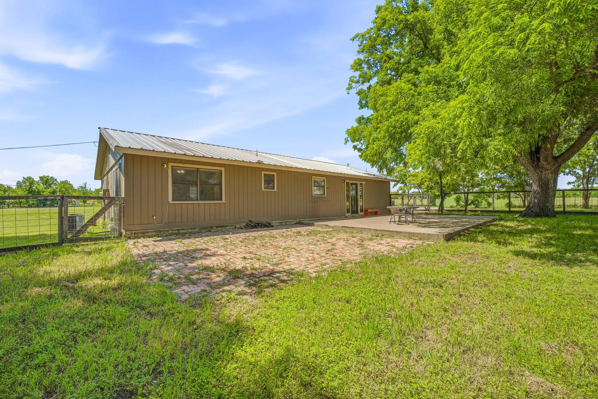 Single Family Residence For Sale in Comanche County , 1105 Indian Creek Drive, Comanche, Texas 76442, 3 Bedroom, 2 Bathroom, 2 Garage spaces, 1,650 Sqft, built in 1981, mls#21275473, Real Estate Agent in Comanche, Homes For Sale in Comanche county, Homes For Sale in Comanche, Realtor in Comanche Texas, Real Estate Brokerage Independent Realty Texas, Luminita Cordes Realtor