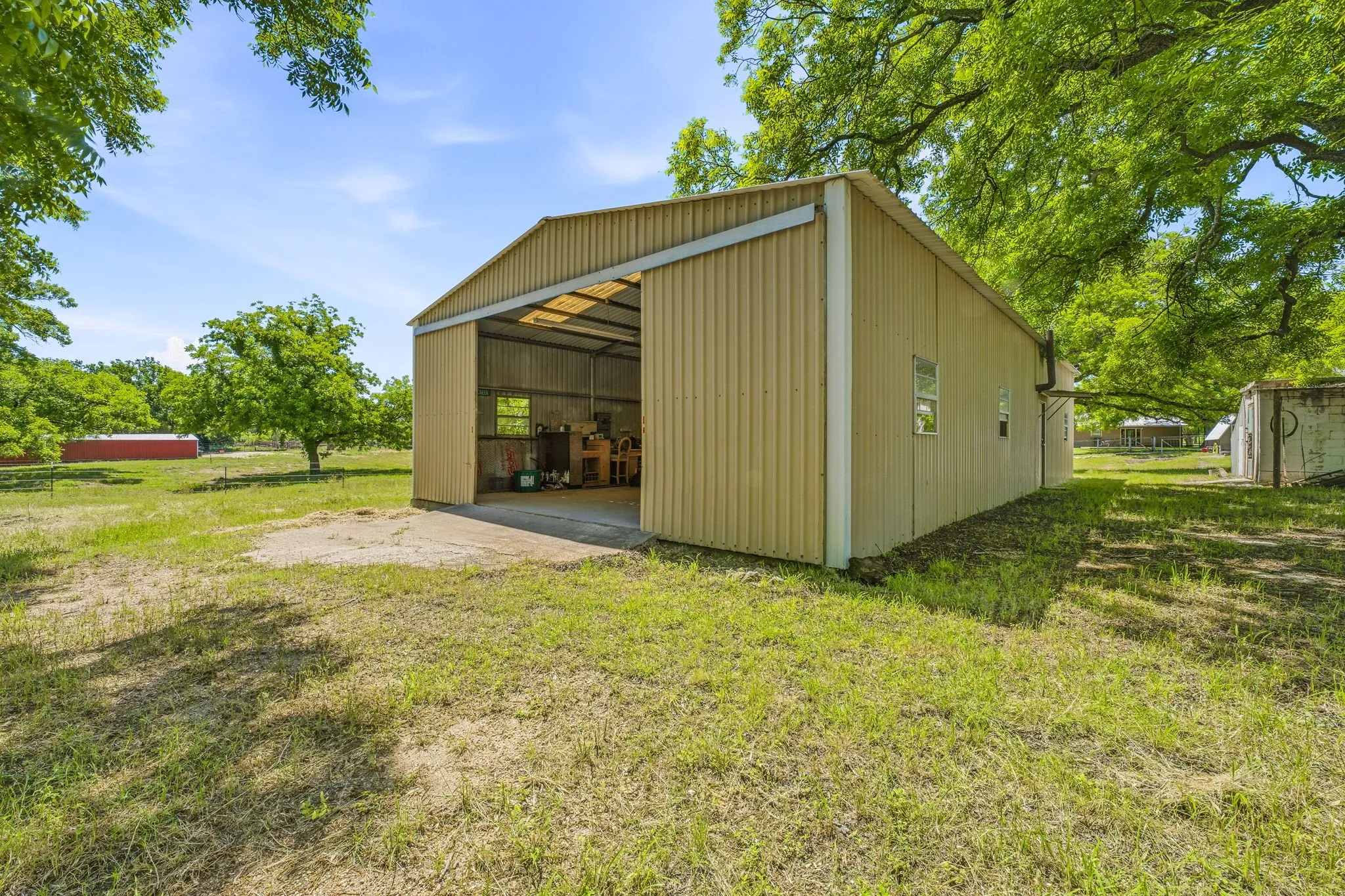 Single Family Residence For Sale in Comanche County , 1105 Indian Creek Drive, Comanche, Texas 76442, 3 Bedroom, 2 Bathroom, 2 Garage spaces, 1,650 Sqft, built in 1981, mls#21275473, Real Estate Agent in Comanche, Homes For Sale in Comanche county, Homes For Sale in Comanche, Realtor in Comanche Texas, Real Estate Brokerage Independent Realty Texas, Luminita Cordes Realtor