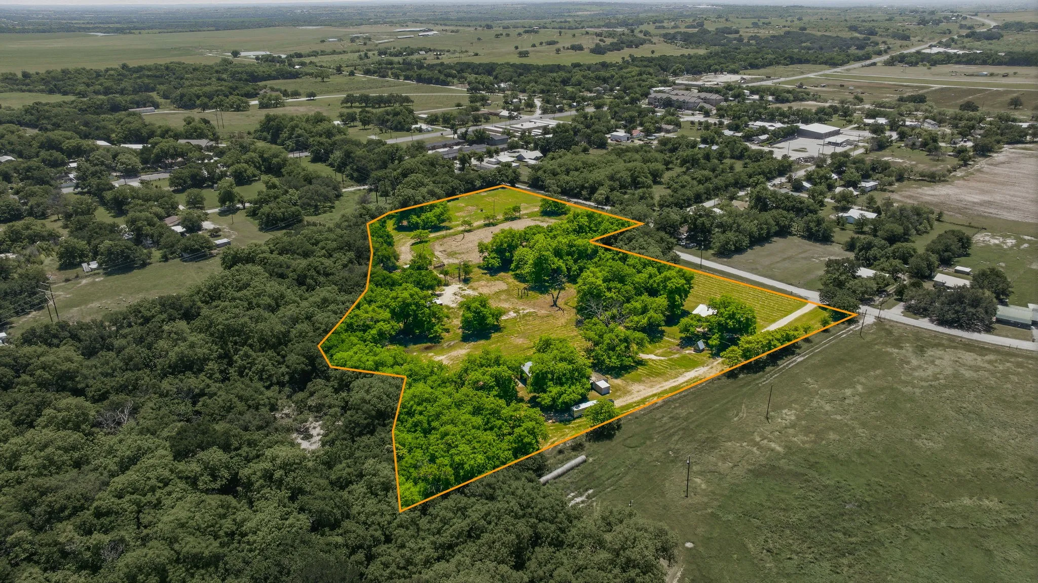 Single Family Residence For Sale in Comanche County , 1105 Indian Creek Drive, Comanche, Texas 76442, 3 Bedroom, 2 Bathroom, 2 Garage spaces, 1,650 Sqft, built in 1981, mls#21275473, Real Estate Agent in Comanche, Homes For Sale in Comanche county, Homes For Sale in Comanche, Realtor in Comanche Texas, Real Estate Brokerage Independent Realty Texas, Luminita Cordes Realtor