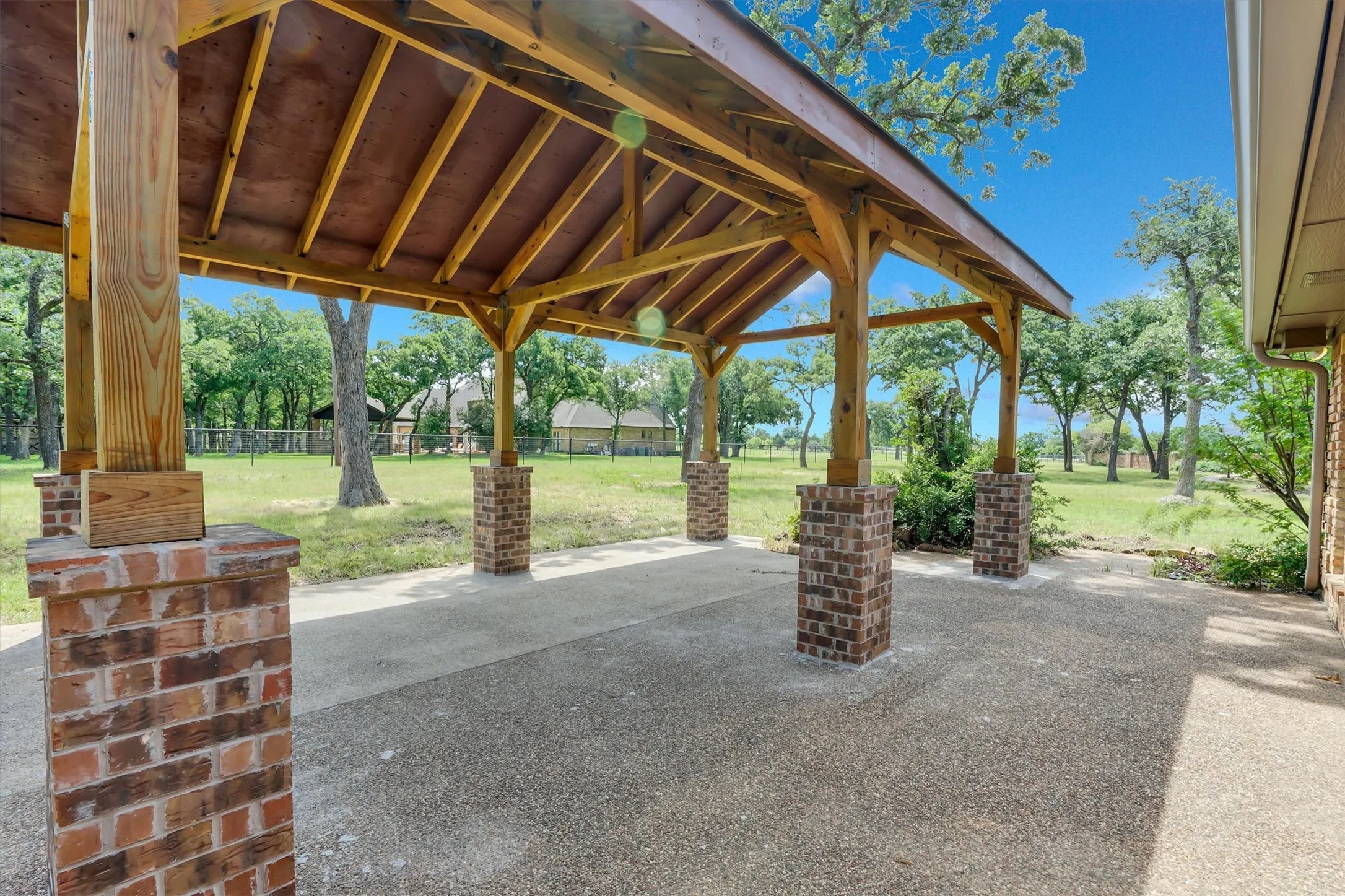 Single Family Residence For Sale in Denton County , 631 Fm 407 E, Argyle, Texas 76226, 4 Bedroom, 3 Bathroom, 3 Garage spaces, 4,790 Sqft, built in 1984, mls#21277293, Real Estate Agent in Argyle, Homes For Sale in Denton county, Homes For Sale in Argyle, Realtor in Argyle Texas, Real Estate Brokerage Independent Realty Texas, Luminita Cordes Realtor