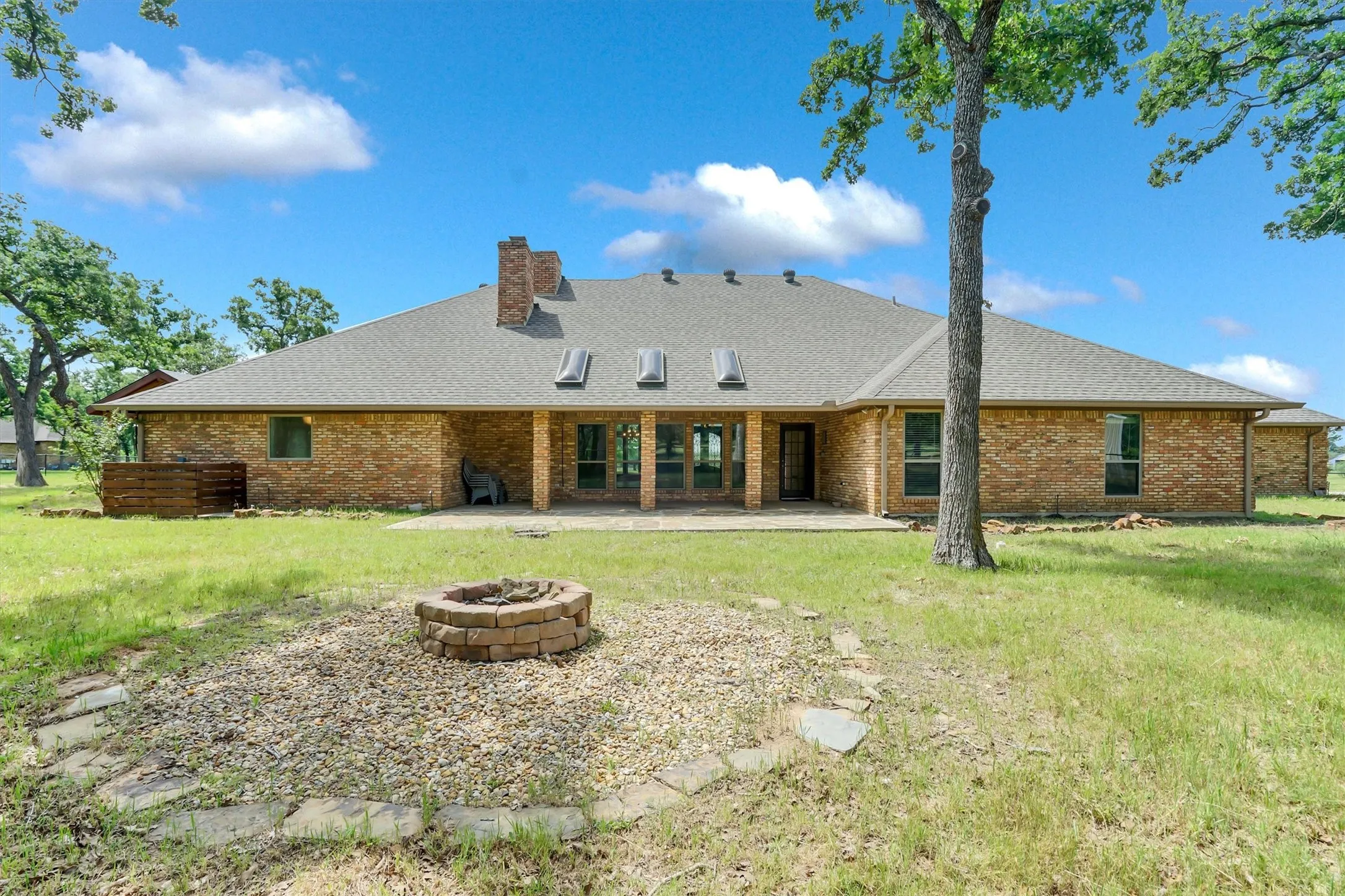 Single Family Residence For Sale in Denton County , 631 Fm 407 E, Argyle, Texas 76226, 4 Bedroom, 3 Bathroom, 3 Garage spaces, 4,790 Sqft, built in 1984, mls#21277293, Real Estate Agent in Argyle, Homes For Sale in Denton county, Homes For Sale in Argyle, Realtor in Argyle Texas, Real Estate Brokerage Independent Realty Texas, Luminita Cordes Realtor
