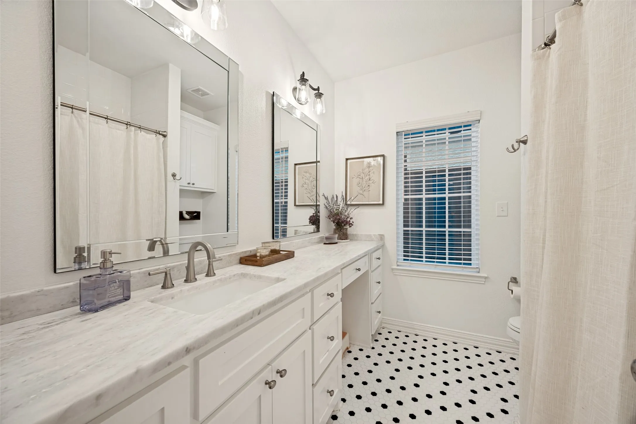 Single Family Residence For Sale in Grayson County , 915 Waterloo Lake Drive, Denison, Texas 75020, 4 Bedroom, 4 Bathroom, 2 Garage spaces, 2,918 Sqft, built in 2020, mls#21274994, Real Estate Agent in Denison, Homes For Sale in Grayson county, Homes For Sale in Denison, Realtor in Denison Texas, Real Estate Brokerage Independent Realty Texas, Luminita Cordes Realtor