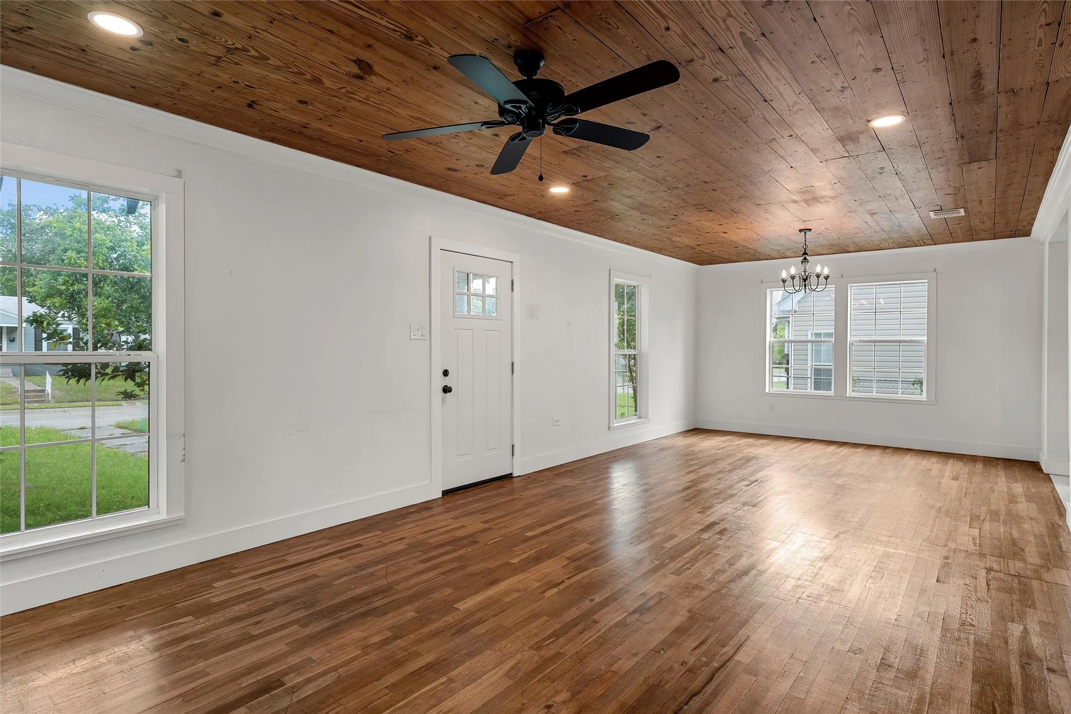 Single Family Residence For Rent in Mc Lennan County , 2704 Herring Avenue, Waco, Texas 76708, 2 Bedroom, 2 Bathroom, Garage spaces, 1,286 Sqft, built in 1939, mls#21277315, Real Estate Agent in Waco, Homes For Rent in Mc Lennan county, Homes For Rent in Waco, Realtor in Waco Texas, Real Estate Brokerage Independent Realty Texas, Luminita Cordes Realtor
