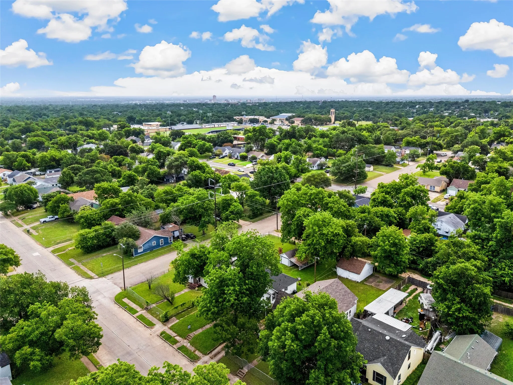 Single Family Residence For Rent in Mc Lennan County , 2704 Herring Avenue, Waco, Texas 76708, 2 Bedroom, 2 Bathroom, Garage spaces, 1,286 Sqft, built in 1939, mls#21277315, Real Estate Agent in Waco, Homes For Rent in Mc Lennan county, Homes For Rent in Waco, Realtor in Waco Texas, Real Estate Brokerage Independent Realty Texas, Luminita Cordes Realtor