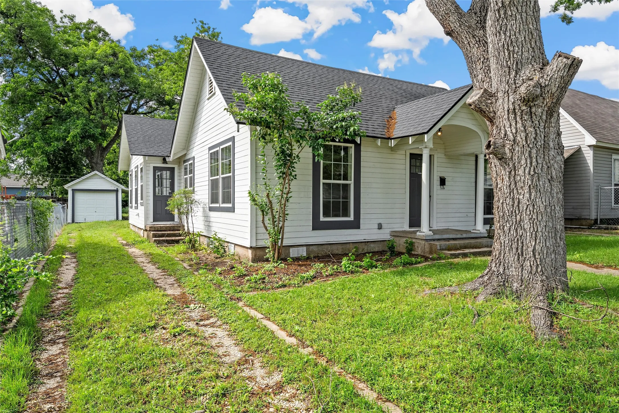 Single Family Residence For Rent in Mc Lennan County , 2704 Herring Avenue, Waco, Texas 76708, 2 Bedroom, 2 Bathroom, Garage spaces, 1,286 Sqft, built in 1939, mls#21277315, Real Estate Agent in Waco, Homes For Rent in Mc Lennan county, Homes For Rent in Waco, Realtor in Waco Texas, Real Estate Brokerage Independent Realty Texas, Luminita Cordes Realtor