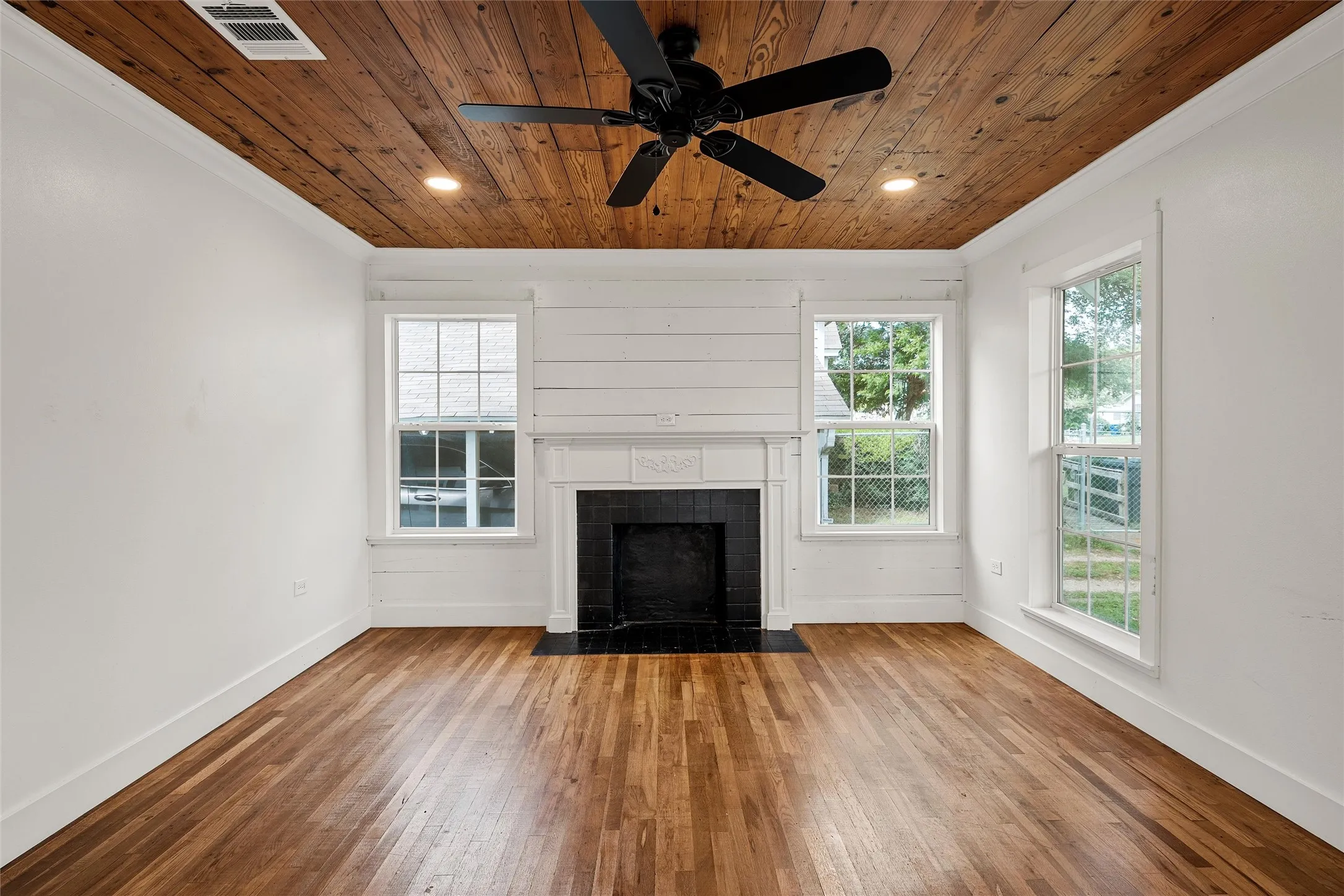 Single Family Residence For Rent in Mc Lennan County , 2704 Herring Avenue, Waco, Texas 76708, 2 Bedroom, 2 Bathroom, Garage spaces, 1,286 Sqft, built in 1939, mls#21277315, Real Estate Agent in Waco, Homes For Rent in Mc Lennan county, Homes For Rent in Waco, Realtor in Waco Texas, Real Estate Brokerage Independent Realty Texas, Luminita Cordes Realtor