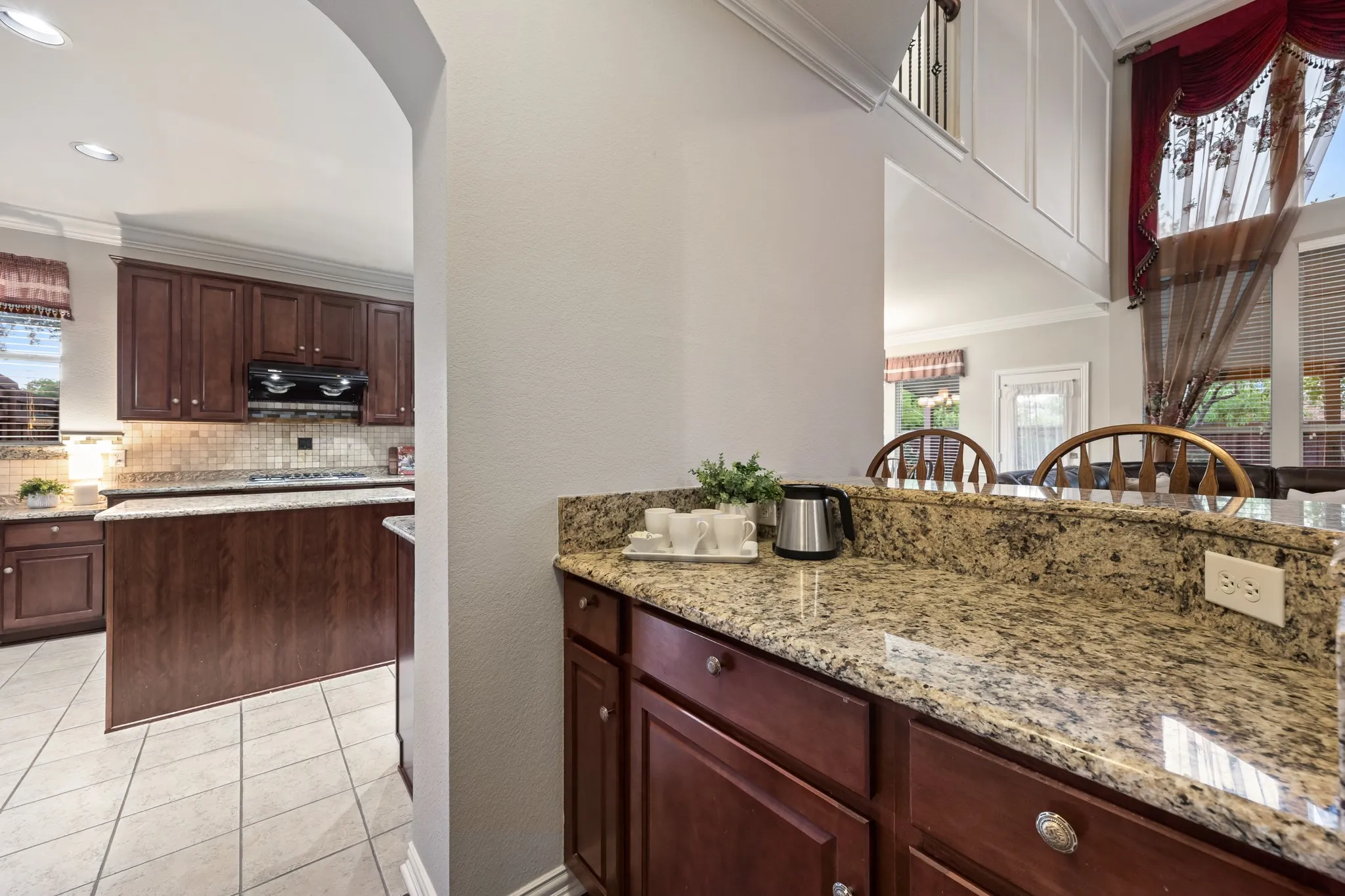 Coffee/breakfast bar off kitchen