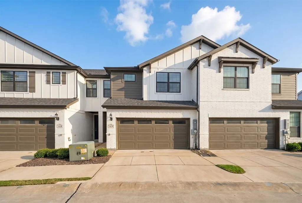 Townhouse For Sale in Denton County , 1129 Rusk Way, Lewisville, Texas 75077, 3 Bedroom, 3 Bathroom, 2 Garage spaces, 1,709 Sqft, built in 2022, mls#21277358, Real Estate Agent in Lewisville, Homes For Sale in Denton county, Homes For Sale in Lewisville, Realtor in Lewisville Texas, Real Estate Brokerage Independent Realty Texas, Luminita Cordes Realtor