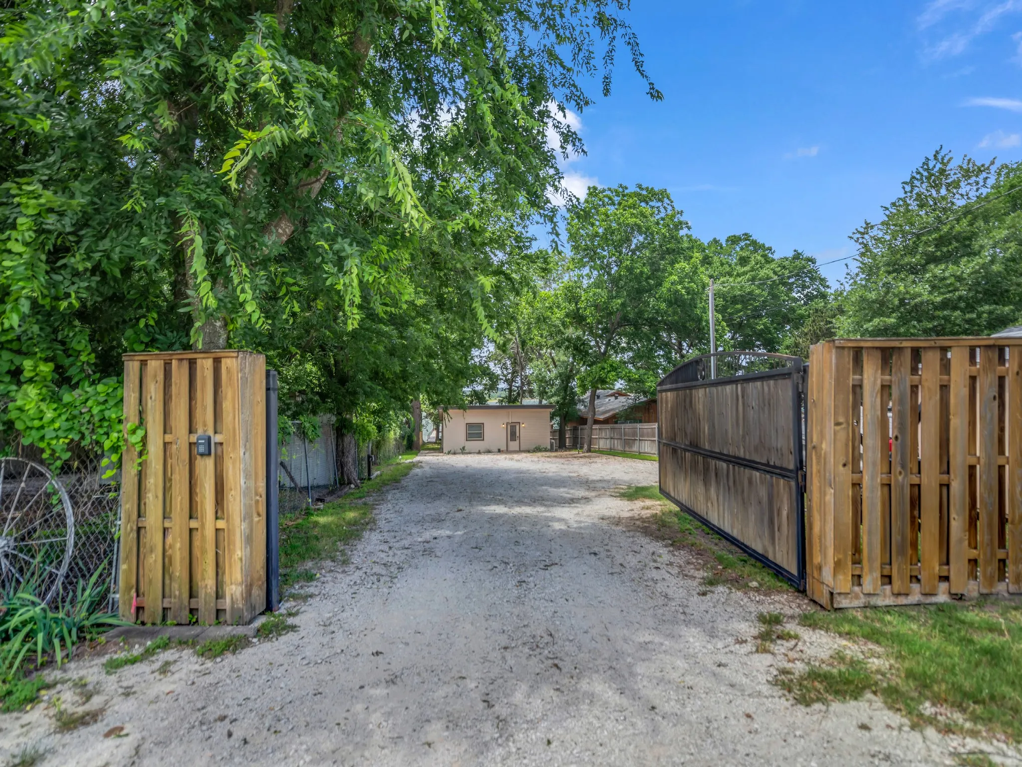 Single Family Residence For Sale in Parker County , 1011 E Lake Drive, Weatherford, Texas 76087, 2 Bedroom, 1 Bathroom, Garage spaces, 820 Sqft, built in 2011, mls#21274359, Real Estate Agent in Weatherford, Homes For Sale in Parker county, Homes For Sale in Weatherford, Realtor in Weatherford Texas, Real Estate Brokerage Independent Realty Texas, Luminita Cordes Realtor
